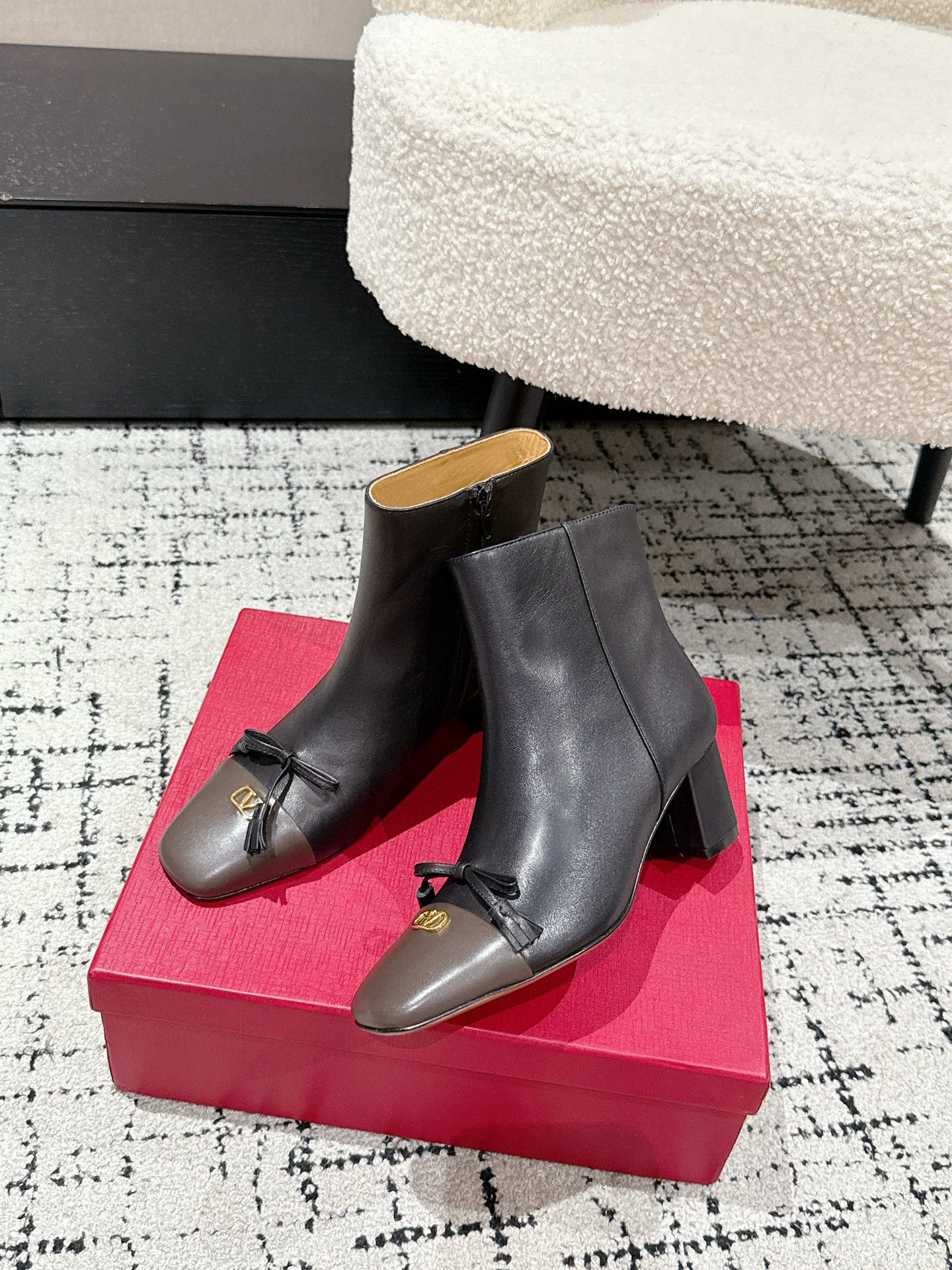Valentino Butterfly Collapse Short Boots: Elegant, Stylish, and Comfortable for Women – New 25/Autumn Winter Collection - 图片 4
