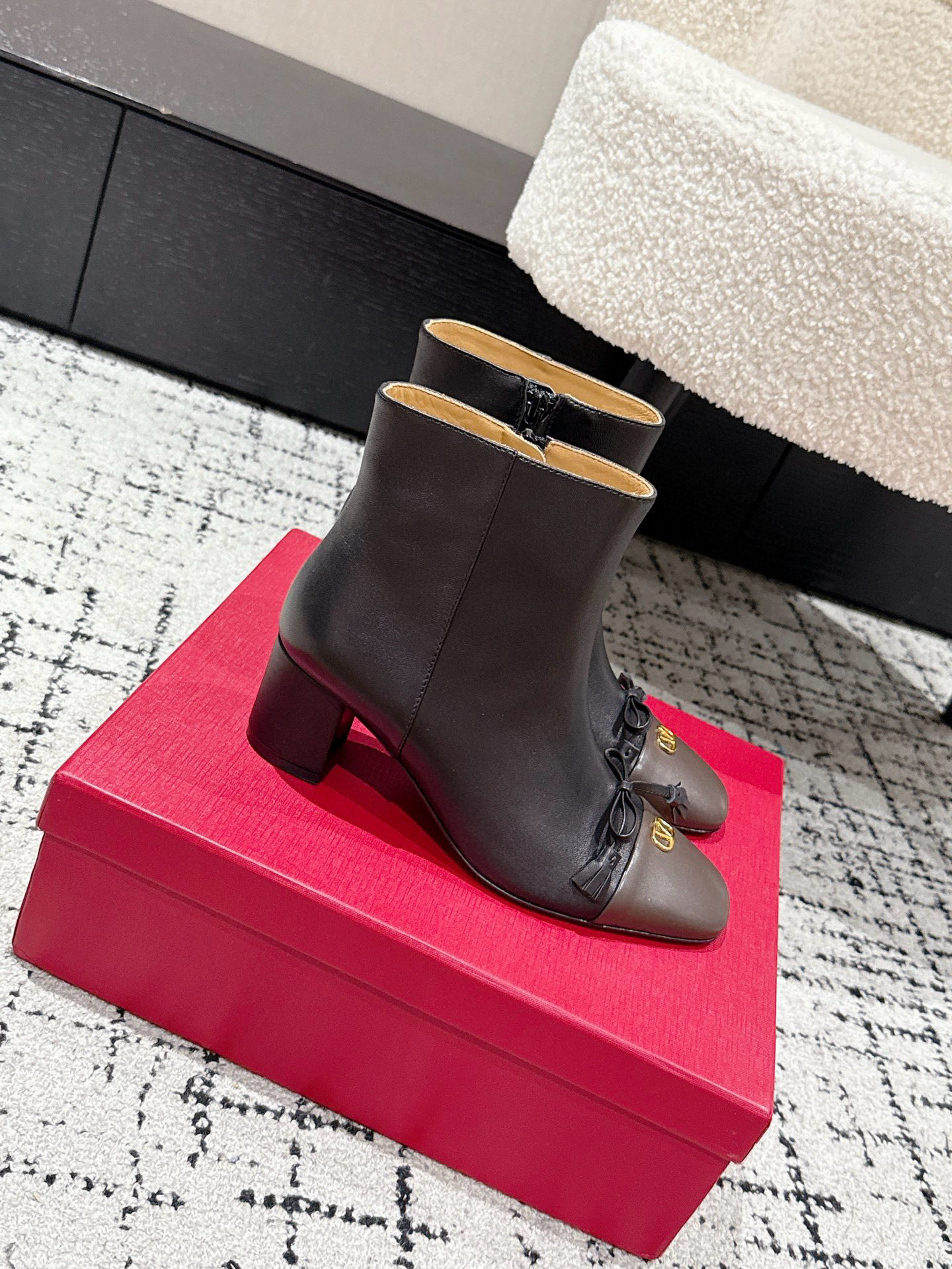 Valentino Butterfly Collapse Short Boots: Elegant, Stylish, and Comfortable for Women – New 25/Autumn Winter Collection - 图片 2