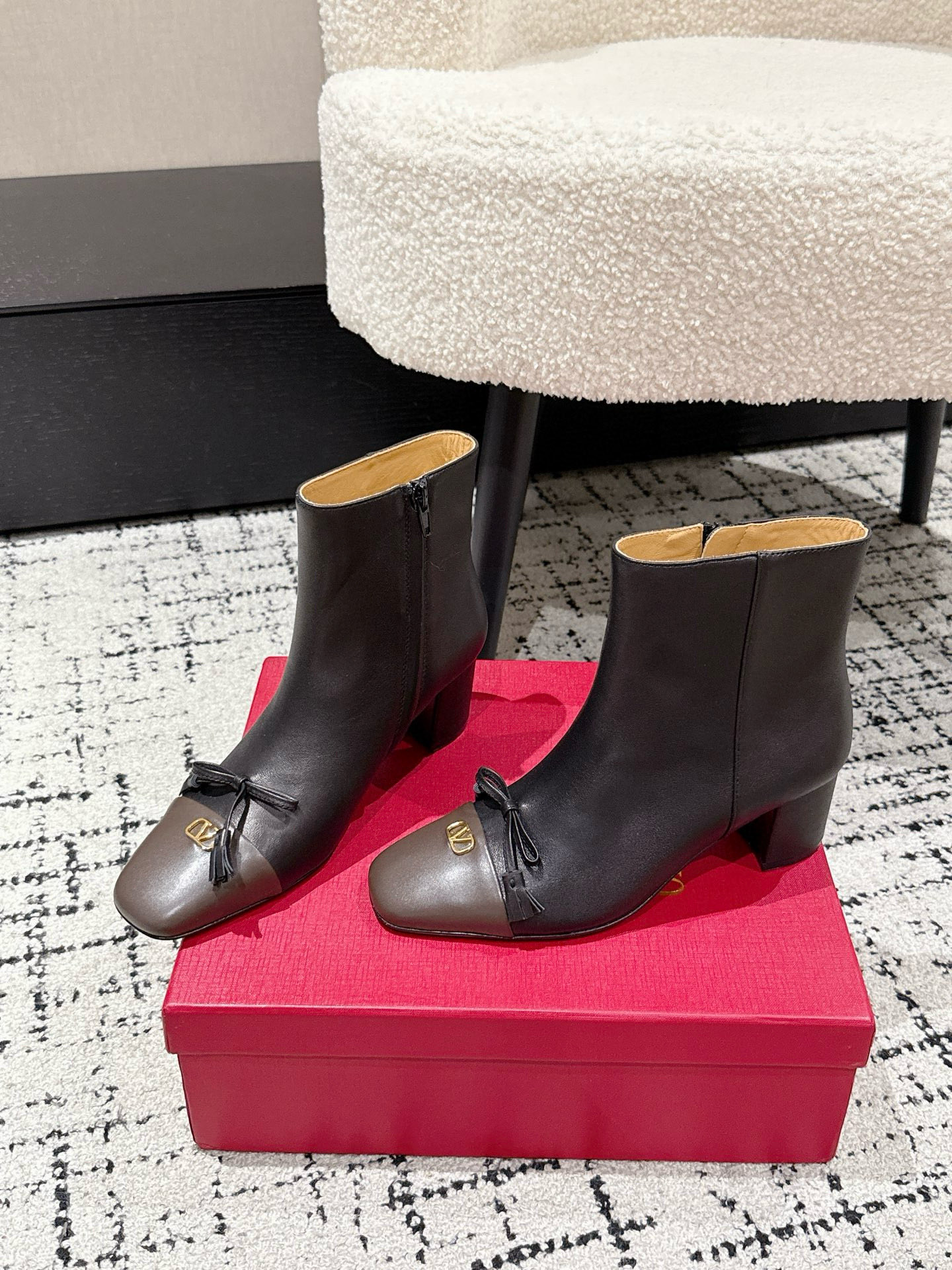 Valentino Butterfly Collapse Short Boots: Elegant, Stylish, and Comfortable for Women – New 25/Autumn Winter Collection - 图片 3