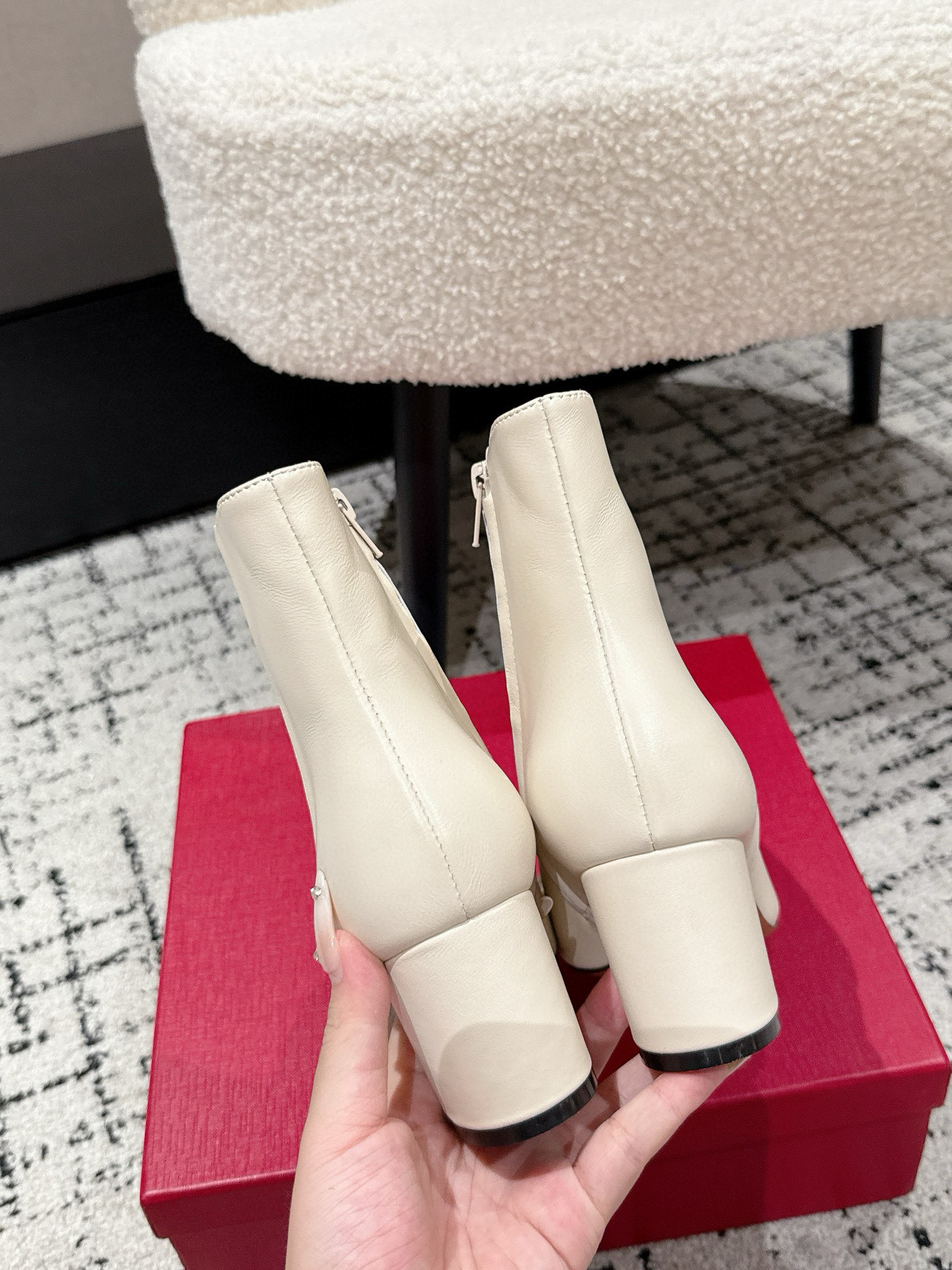Title: Valentino 25/AW New Butterfly Short Boots Review Summary: Valentino’s new Butterfly Short Boots feature fluid line design, elegant style, zirconium fabric, and inner wool lining - 图片 7
