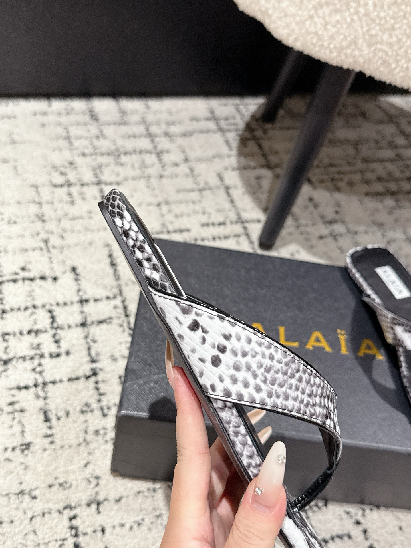 “Alaia New Fall and Winter Shoes Collection: Elevate Your Style with Super-Level Design and Unique Elegance” - 图片 8