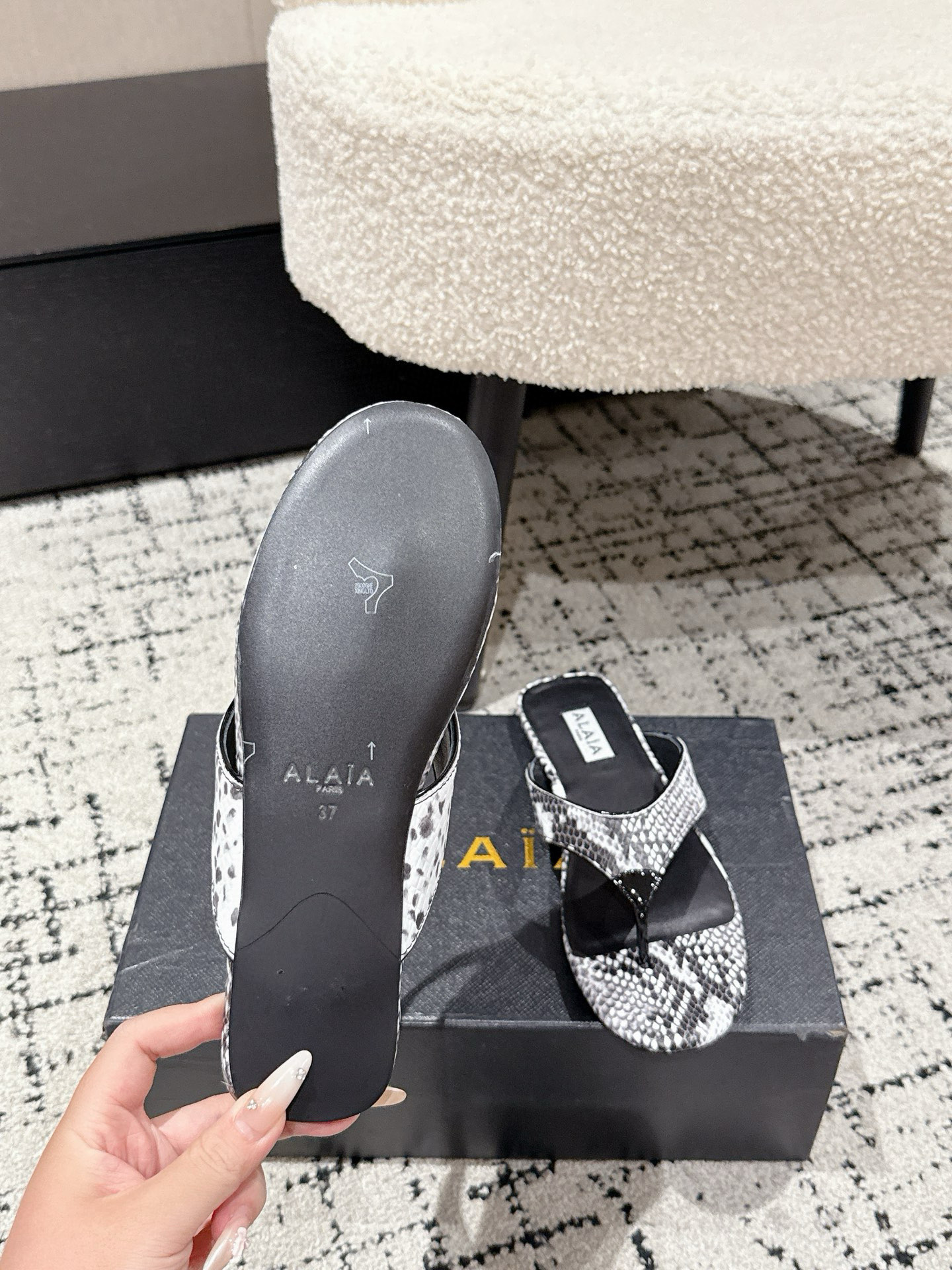 “Alaia New Fall and Winter Shoes Collection: Elevate Your Style with Super-Level Design and Unique Elegance” - 图片 9