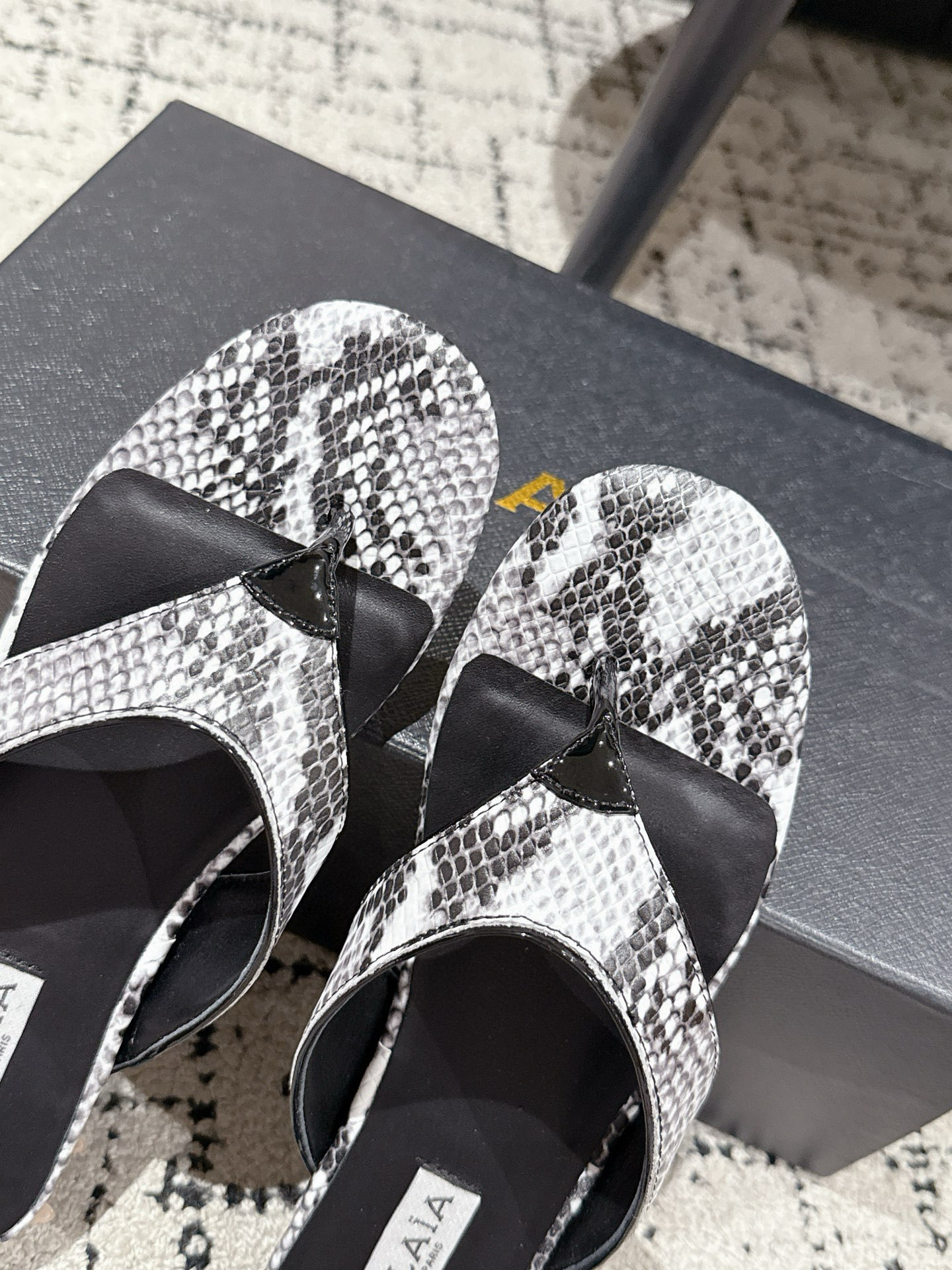 “Alaia New Fall and Winter Shoes Collection: Elevate Your Style with Super-Level Design and Unique Elegance” - 图片 6