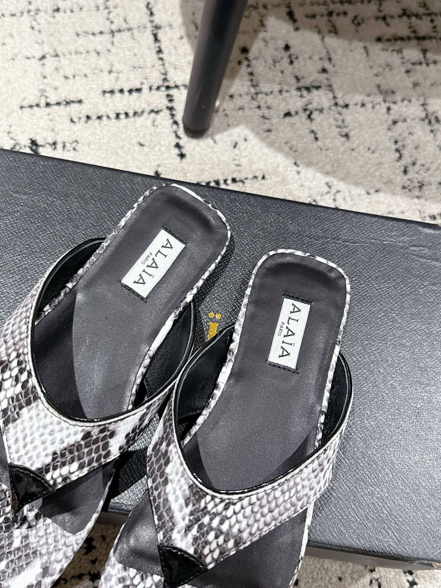 “Alaia New Fall and Winter Shoes Collection: Elevate Your Style with Super-Level Design and Unique Elegance” - 图片 7