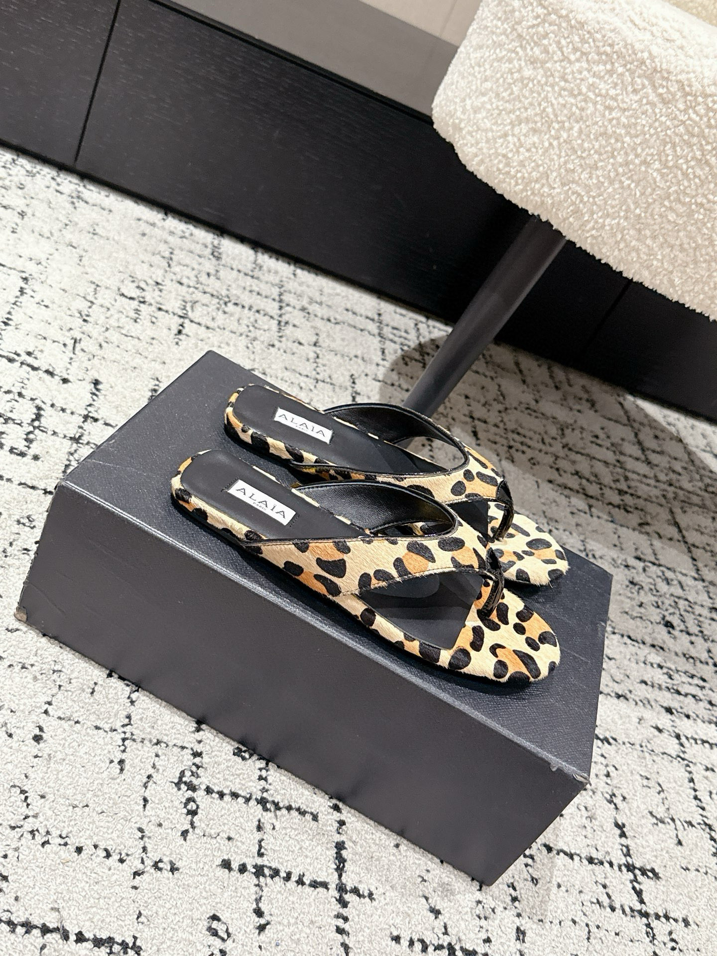 “Alaia Fall and Winter Shoe Collection: Elevate Your Style with Super-Level Design and Unique Elegance” - 图片 3