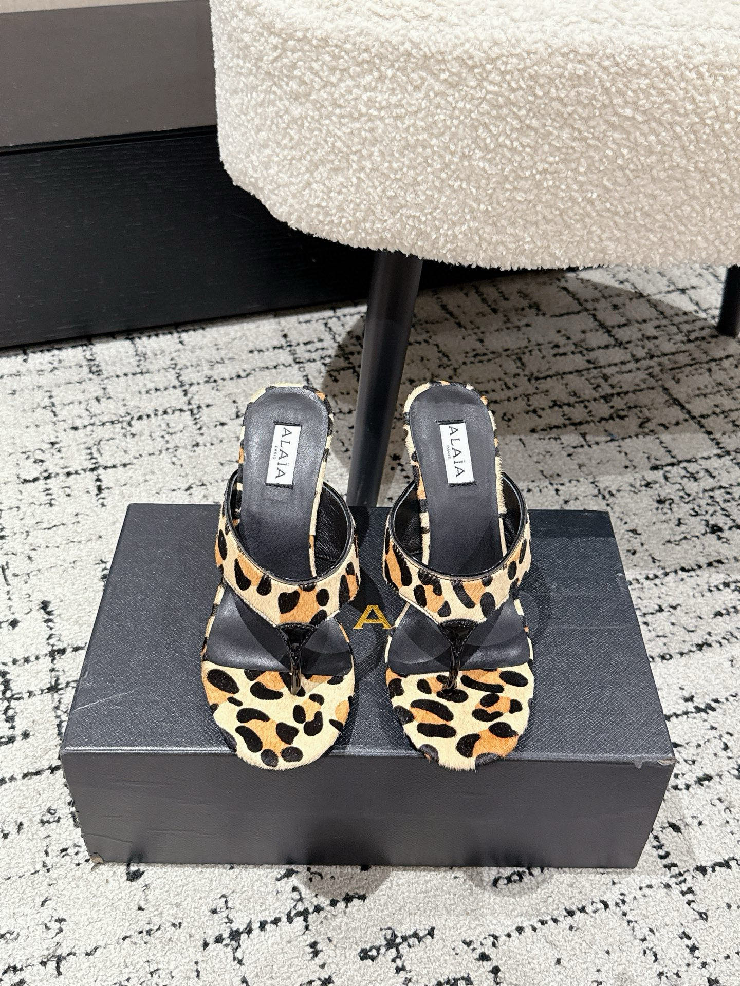 NO:480252,ALAIA 25/New ALAIA Herringbone Flying Sandals with Flying Super Chic Design has a unique and elegant feel, and the style of the Flying is hidden. The unique style is matched with different styles. A must-have fashion item for summer!  Different styles can be easily controlled, whether it is jeans, suit pants, or pleated skirts, it can enhance your outfit to fashion, elegance and excellence!  Customized snake-print leather/leopard horsehair/cowhide inner sheepskin sole Italian leather outsole Heel high flat sole/5.5cm/9cm Size#35-39 (40.41.42 Customized non-return and exchange), split-toed shoes, alaia, slippers, skirts, jeans, business suit, cowhide, sheepskin, Leather soles19860909ALAIA 25/秋冬新款阿莱亚 人字夹脚凉拖鞋 超级别致的设计有种独特优雅气息的感觉,夹脚的款式隐藏起来 独特风格配上不同款式 夏日的必备时尚单品 ！ 不同风格都能轻松驾驭,无论牛仔裤,西装裤,还是百褶裙,都能将你的穿搭提升到时尚,优雅和卓越之中！ 鞋面定制蛇纹皮/豹纹马毛/牛皮 内里羊皮 鞋底意大利真皮大底 跟高平底/5.5cm/9cm Size#35-39（40.41.42定做不退换）,分趾鞋,alaia,slippers,skirts,jeans,business suit,cowhide,sheepskin,Leather soles,Women's Shoes