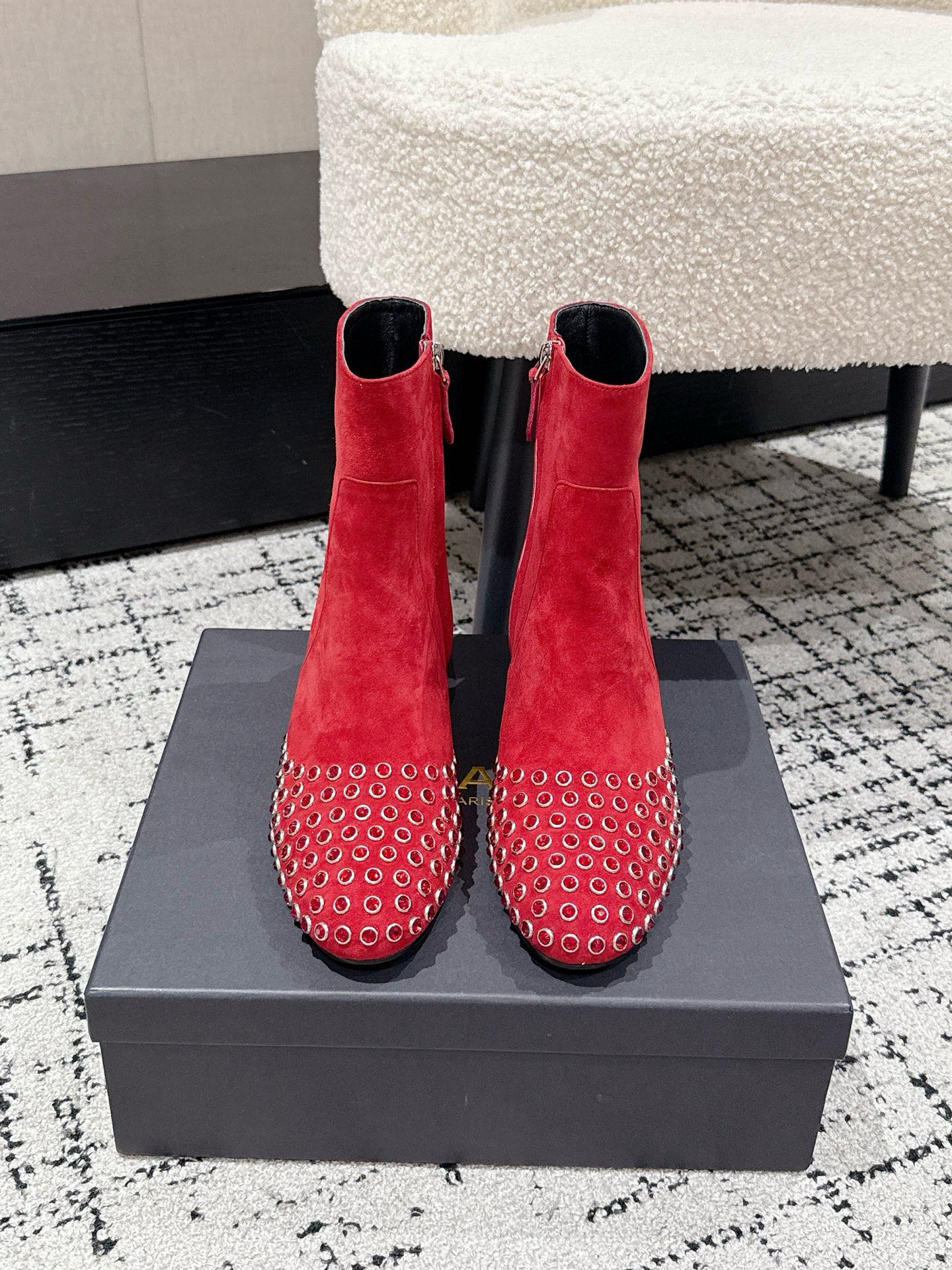 NO:480214,ALAIA 25/Alaya's new rivet Martin boots in autumn and winter. This pair of short boots is so amazing. The suede texture is high-end. The toe rivet ring design is super eye-catching. The zipper details are neat and cool. It becomes the most cool on the street when worn. It is suitable for all kinds of fashionable outfits. Easy to grasp the trendy tone. The upper is imported suede. Cowhide. Sheepskin. The inner imported sheepskin. The heel height is 6cm. Size#35-39 (40.41.42. Customized for non-return and exchange), boots, alaia, boots, cowhide, sheepskin, chamois leather.19860909ALAIA 25/阿萊雅秋冬新款铆钉马丁靴 这双短靴太绝啦 麂皮质感高级 鞋头铆钉圈设计超吸睛 拉链细节利落又酷 穿上秒变街头最飒的崽 适配各种时髦穿搭 轻松拿捏潮流腔调 鞋面进口麂皮.牛皮 内里进口羊皮 大底原版防滑耐磨底 跟高6cm Size#35-39（40.41.42订做不退换）,靴子,alaia,boots,cowhide,sheepskin,chamois leather,Women's Shoes