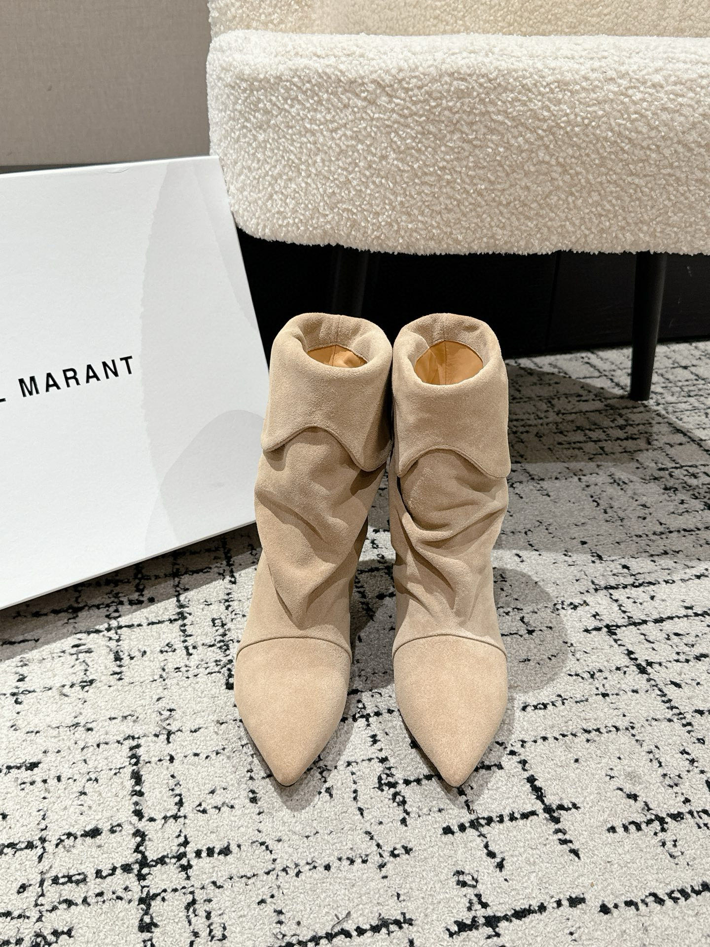 NO:534372,#Top version ISABEL MARANT Isabel 25/AW Classic retro short boots in autumn and winter, Western style nude boots dominate 25 SS show, denim boots are undoubtedly one of the long-lasting shoes, while autumn and winter boots are excellent works that transcend classics. Major ins fashion bloggers are basically a must-have for everyone. Any domestic internet celebrity has various matching fabrics. The fabric is made of original custom cowhide/cow back velvet. The original color cowhide inner lining. Outsole Italian leather outsole Size#35–41 (40 and 41 custom-made non-return and exchange), boots, boots, cowhide, Leather soles19860909#顶级版本 ISABEL MARANT伊莎贝尔 25/AW 秋冬经典复古短靴 西部风裸靴主宰 25 SS秀场,牛仔靴无疑是历久弥新的其一鞋款,而秋冬系列靴履则是超脱经典的出色之作 各大ins时尚博主基本人手必入款 随便国内网红都有各种搭配 面料采用原版定制牛皮/牛反絨 内里原版一致对色牛皮内里 大底意大利真皮大底 Size#35–41（40、41定制不退换）,靴子,boots,cowhide,Leather soles,Women's Shoes