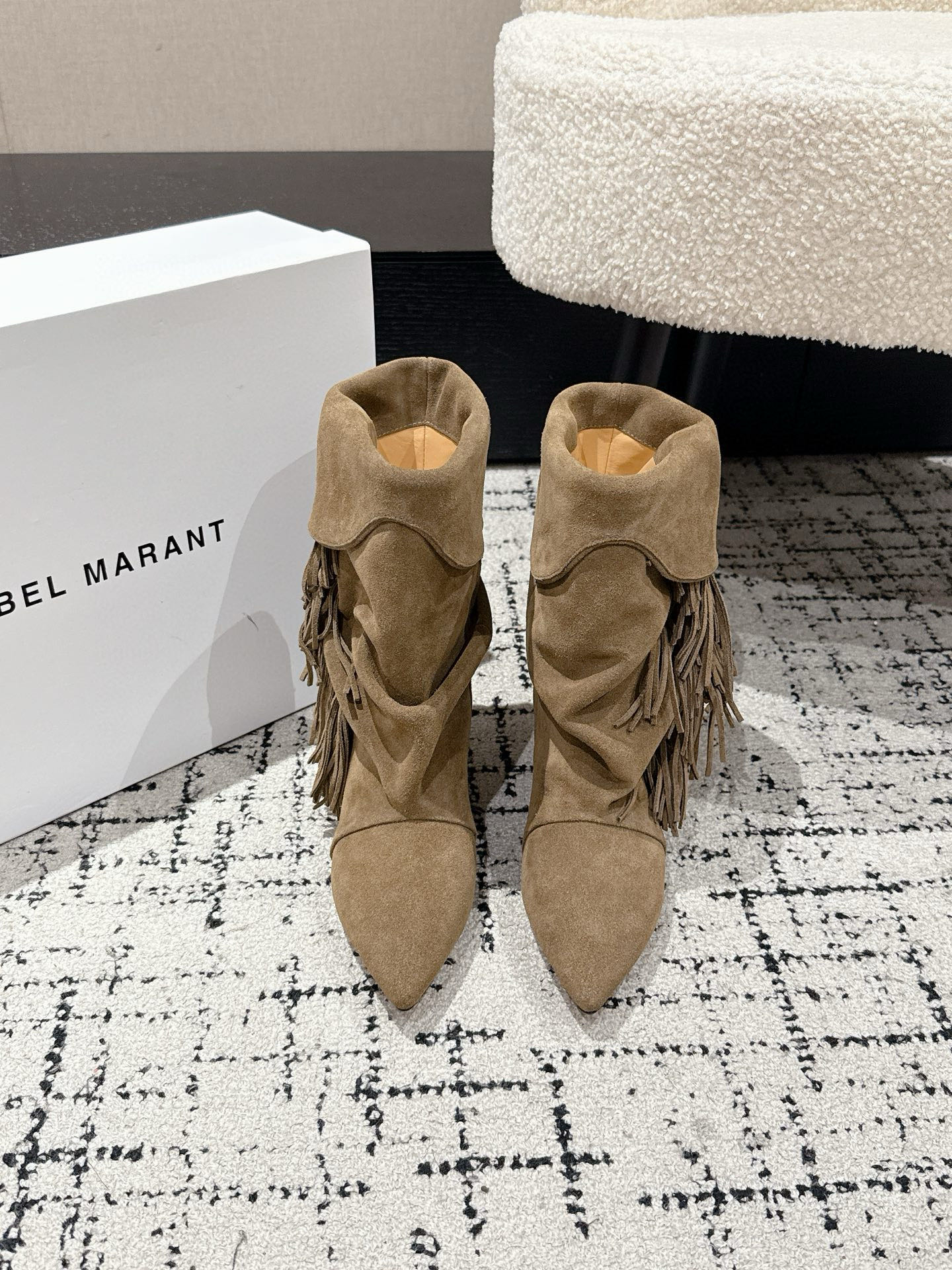 NO:534383,#Top version ISABEL MARANT Isabel 25/AW Classic retro short boots in autumn and winter, Western style nude boots dominate 25 SS show, denim boots are undoubtedly one of the long-lasting shoes, while autumn and winter boots are excellent works that transcend classics. Major ins fashion bloggers are basically a must-have for everyone. Any domestic internet celebrity has various matching fabrics. The fabric is made of original custom cowhide/cow back velvet. The original color cowhide inner lining. Outsole Italian leather outsole Size#35–41 (40 and 41 custom-made non-return and exchange), boots, boots, cowhide, Leather soles19860909#顶级版本 ISABEL MARANT伊莎贝尔 25/AW 秋冬经典复古短靴 西部风裸靴主宰 25 SS秀场,牛仔靴无疑是历久弥新的其一鞋款,而秋冬系列靴履则是超脱经典的出色之作 各大ins时尚博主基本人手必入款 随便国内网红都有各种搭配 面料采用原版定制牛皮/牛反絨 内里原版一致对色牛皮内里 大底意大利真皮大底 Size#35–41（40、41定制不退换）,靴子,boots,cowhide,Leather soles,Women's Shoes