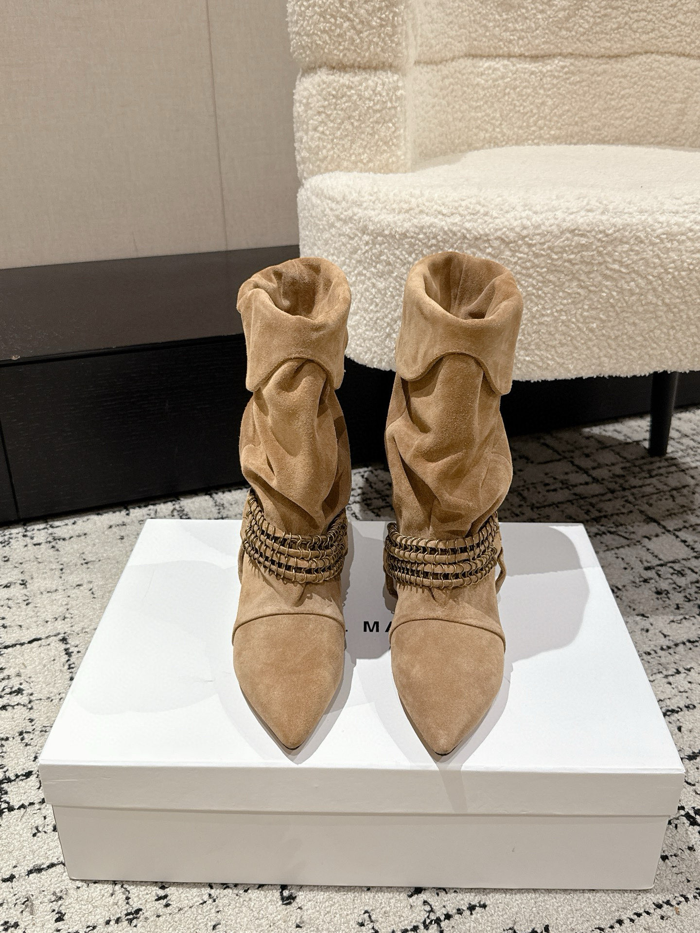NO:534391,#Top version ISABEL MARANT Isabel 25/AW Classic retro short boots in autumn and winter, Western style nude boots dominate 25 SS show, denim boots are undoubtedly one of the long-lasting shoes, while autumn and winter boots are excellent works that transcend classics. Major ins fashion bloggers are basically a must-have for everyone. Any domestic internet celebrity has various matching fabrics. The fabric is made of original custom cowhide/cow back velvet. The original color cowhide inner lining. Outsole Italian leather outsole Size#35–41 (40 and 41 custom-made non-return and exchange), boots, boots, cowhide, Leather soles19860909#顶级版本 ISABEL MARANT伊莎贝尔 25/AW 秋冬经典复古短靴 西部风裸靴主宰 25 SS秀场,牛仔靴无疑是历久弥新的其一鞋款,而秋冬系列靴履则是超脱经典的出色之作 各大ins时尚博主基本人手必入款 随便国内网红都有各种搭配 面料采用原版定制牛皮/牛反絨 内里原版一致对色牛皮内里 大底意大利真皮大底 Size#35–41（40、41定制不退换）,靴子,boots,cowhide,Leather soles,Women's Shoes