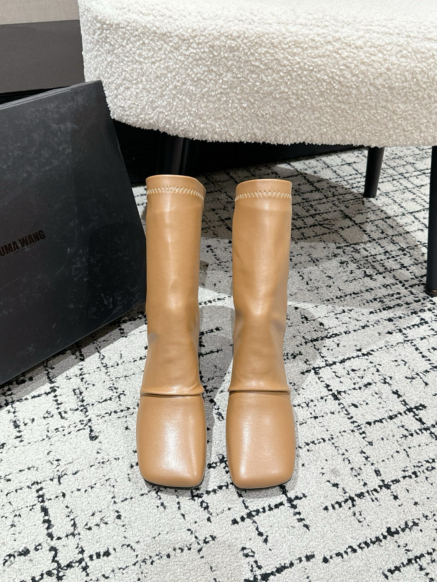 NO:480231,UMA WANG 25/WF new autumn and winter elastic retro inverted boots Minimalist style and iconic inverted boot design Bold challenges and innovative breakthroughs for traditional shoe shapes. Breaking the conventional boot shape The unique outline of wide top and narrow bottom creates a visually impactful shape, which not only shows an unruly personality attitude, but also inadvertently lengthens the leg lines, adding a sense of chic and agility to the overall outfit. Whether it is matched with simple straight-leg pants or flowing long skirts, it can easily interpret a unique fashion style and become the finishing touch of the styling. The fabric is made of original custom material, and the inner lining is all sheepskin Dadi: Original open mold custom anti-slip sole size#35-39 (40 customization), boots, boots, skirts, sheepskin19860909UMA WANG 25/WF秋冬新品弹力复古倒靴 极简主义风格与标志性的倒靴设计 对传统鞋履形制的大胆挑战与创新突破. 打破常规的靴筒形态 上宽下窄的独特轮廓 营造出极具视觉冲击力的造型 既展现出不羁的个性态度 又在不经意间拉长腿部线条 为整体穿搭增添一份潇洒与灵动. 无论是搭配简约的直筒裤 还是飘逸的长裙 都能轻松演绎出独特的时尚风格 成为造型中的点睛之笔. 面料采用原版定制材质 内里均为羊皮 大迪: 原版开模定制防滑大底 size#35-39（40定制）,靴子,boots,skirts,sheepskin,Women's Shoes