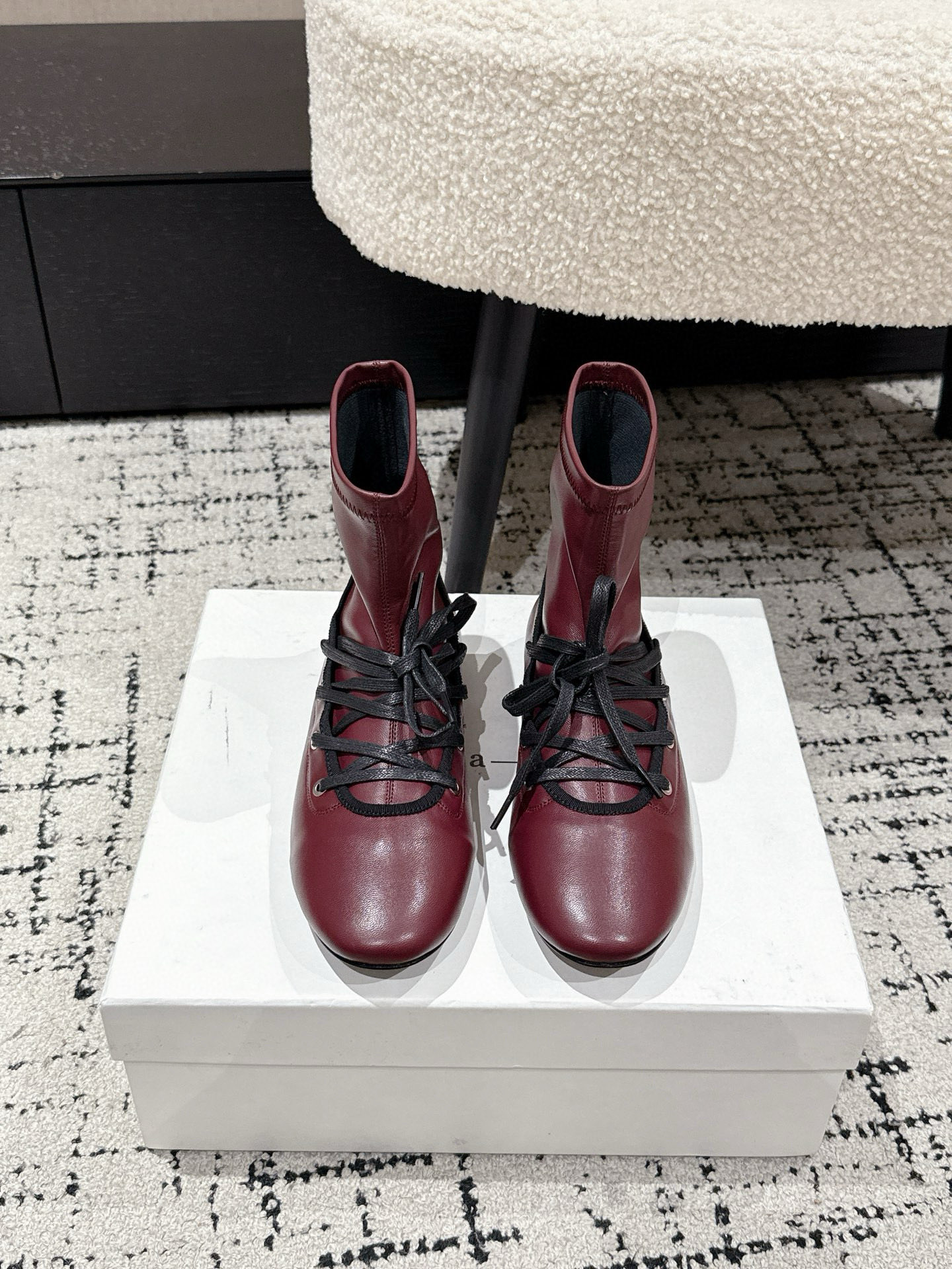 NO:480238,Paloma Wool 25/ New product Laces Flat Boots Black boots with 'fashionable filter' come~ Neat square toe + classic laces Simple and tricky hidden in simplicity Available with all styles From skirts to trousers Step on it to walk fashionable templates for walking Imported sheepskin upper Imported sheepskin inner wide sole ZP open mold sole Size#35-41 (customized for 40.41), boots, boots, skirts, sheepskin19860909Paloma Wool 25/ 新品 系带 平底 短靴 自带“ 时髦滤镜” 的黑靴来咯～ 利落方头+ 经典系带 简约中藏着小心机 适配各种风格 从裙装到裤装 踩上它就是行走的时尚模板 鞋面进口羊皮 内里进口羊皮 大底ZP开模大底 Size#35-41（40.41定做）,靴子,boots,skirts,sheepskin,Women's Shoes