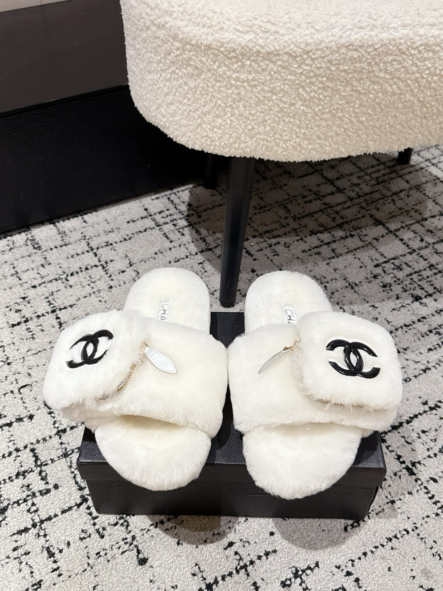 NO:481263,Chanel Xiaoxiang 25 / ss new autumn and winter style, double C fur slippers This fur slippers is really cute~ Soft and fluffy fur, comfortable and warm feet! It is casual and lazy with socks. It looks good and fashionable on the feet! It is so beautiful and beautiful! It feels delicate and soft and smooth. The upper uses original imported wool, inner wool, original customized rubber sole Size#35-39 (40.4142. Custom made without return), fur shoes, chanel, slippers, socks19860909Chanel 小香 25 / ss秋冬新款 双C 毛毛拖鞋 这款毛拖真的是真太可爱了～ 柔软蓬松的毛毛,舒服暖脚! 秋冬搭配袜子休闲又慵懒 上脚真的好看又时髦!美腻美爆了!手感细腻柔软丝滑 鞋面采用原版进口羊毛 内里羊毛 鞋底原版定制橡胶大底 Size#35-39（40.4142.定做不退换）,毛毛鞋拖鞋,chanel,slippers,socks,Women's Shoes