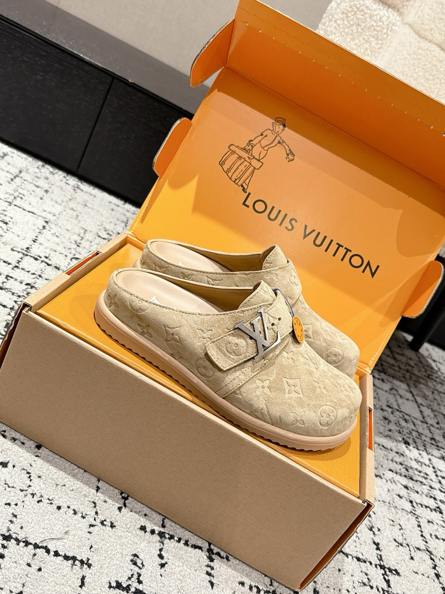 Louis Vuitton Easy Monogram Leather Sandals - Stylish & Comfortable 3 i1755428159823 3519 0 1
