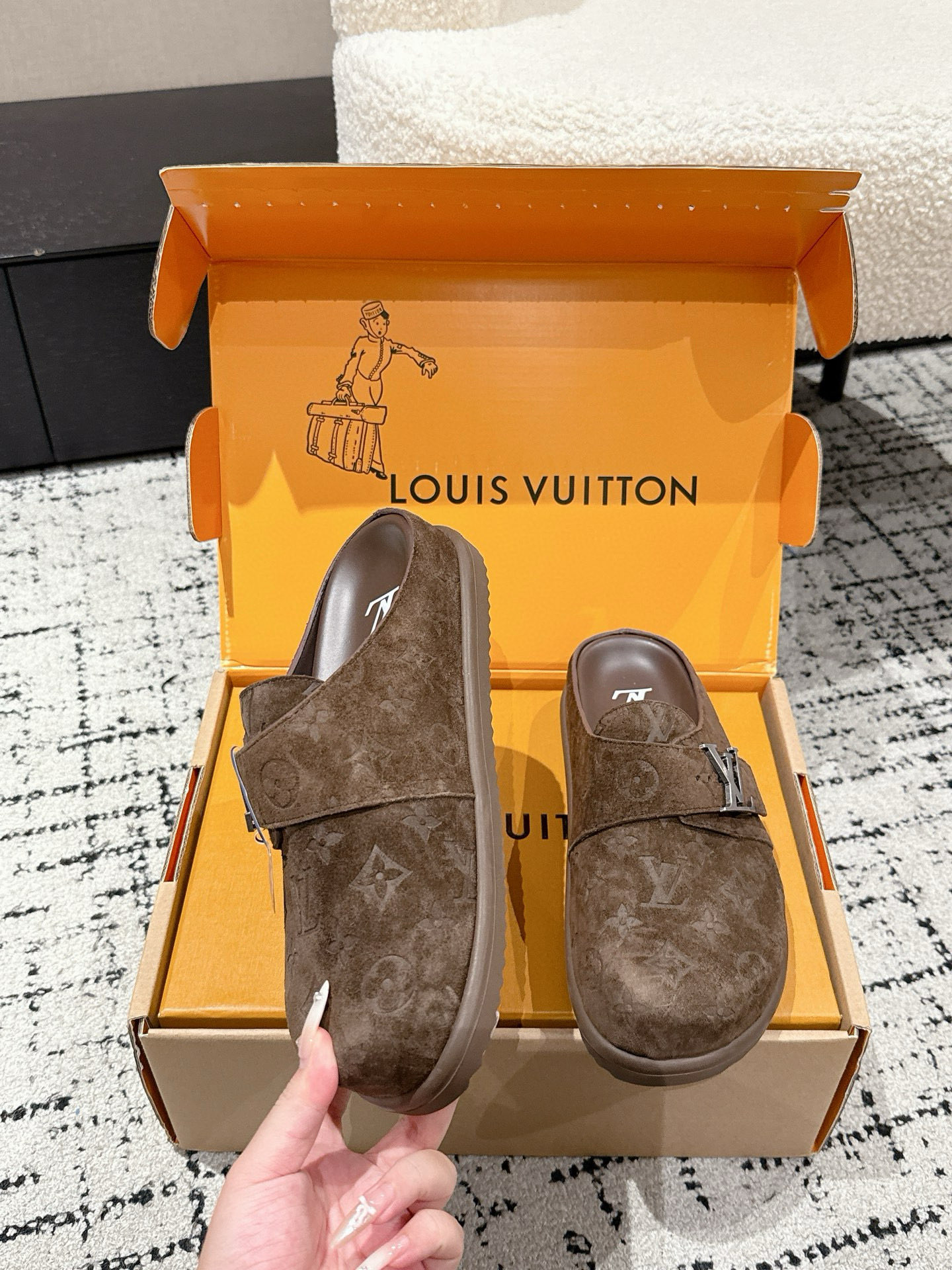 Louis Vuitton Easy Monogram Leather Sandals - Ultimate Comfort & Style 5 i1755428173816 2797 0 3