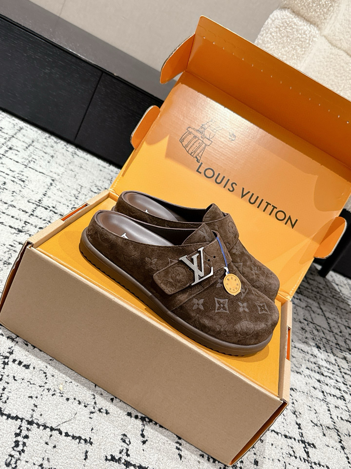 Louis Vuitton Easy Monogram Leather Sandals - Ultimate Comfort & Style 3 i1755428173831 1 0 1