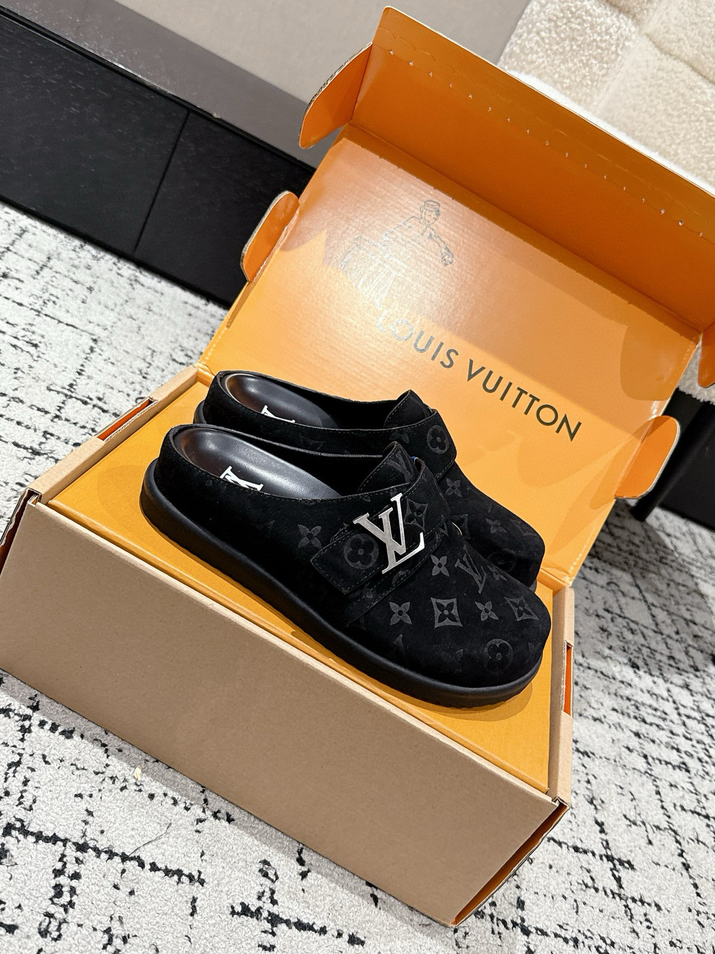 Louis Vuitton Easy Monogram Leather Sandals - Stylish & Comfortable 3 i1755428183162 8327 0 1
