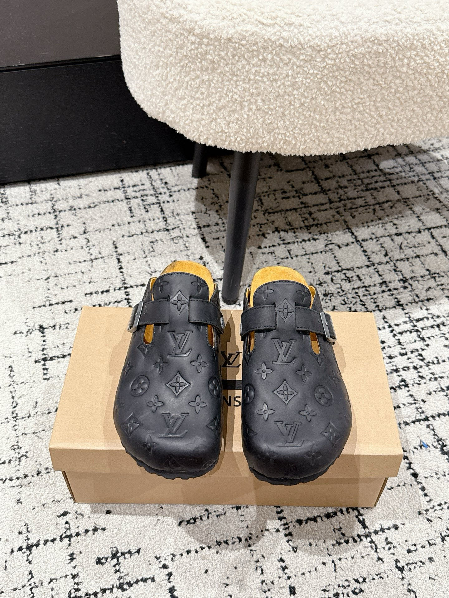 NO:465680,Women's model men's model Birkenstock x Co-branded Lv Louis Vuitton 25/ Latest Couple model Birkenstock shoes Casual Baotou Slippers Birkenstock series I was tempted when the two brands were co-branded. I found it for a long time to buy the goods. It's really hard to find shoes. It's really super good-looking. Sisters make it for me. The delivery counter is exquisite packaging. Fabric: Original custom-made top-layer cowhide Inner: Imported soft sheepskin Sole: Original open mold-proof rubber material Thick bottom 3CM Size: Women's model 35-41 / Men's model 40-46 (Female 40.41 Male 45.46 Customized), semi-torque, birkenstock, louis vuitton, louis vuitton, slippers, cowhide, sheepskin19860909女款 男款 Birkenstock x 联名Lv 路易威登25/ 最新 情侣款 勃肯鞋 休闲 包头 拖鞋 Birkenstock系列 这两个品牌刚出联名我就心动了 代购找很久才买到货,真的一鞋难求,真的超级好看,姐妹们给我冲 配送专柜精美包装 面料 : 原版定制头层牛皮 内里 : 进口柔软羊皮里 鞋底 : 原版开模防滑橡胶材质 底厚 3CM Size : 女款35-41 / 男款40-46（女40.41男45.46定做）,半拖,birkenstock,louis vuitton,louis vuitton,slippers,cowhide,sheepskin,Women's Shoes