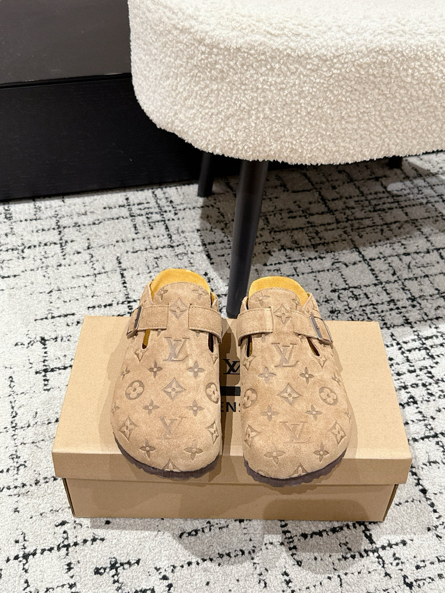 NO:465687,Women's model men's model Birkenstock x Co-branded Lv Louis Vuitton 25/ Couple model Birkenstock shoes Casual Baotou Slippers Birkenstock series I was tempted when I first came out of the joint brand. I found a long time to buy the product. It was really hard to find shoes. It was really super beautiful. Sisters make it for me. The delivery counter is exquisite packaging. Fabric: Original custom-made top cowhide inner: Imported soft sheepskin sole: Original open mold-proof rubber material Thick bottom 3CM Size: Women's model 35-41 / Men's model 40-46 (Female 40.41 Male 45.46 Customized), semi-torque, birkenstock, louis vuitton, louis vuitton, slippers, cowhide, sheepskin19860909女款 男款 Birkenstock x 联名Lv 路易威登 25/ 情侣款 勃肯鞋 休闲 包头 拖鞋 Birkenstock系列 这两个品牌刚出联名我就心动了 代购找很久才买到货,真的一鞋难求,真的超级好看,姐妹们给我冲 配送专柜精美包装 面料 : 原版定制头层牛皮 内里 : 进口柔软羊皮里 鞋底 : 原版开模防滑橡胶材质 底厚 3CM Size : 女款35-41 / 男款40-46（女40.41男45.46定做）,半拖,birkenstock,louis vuitton,louis vuitton,slippers,cowhide,sheepskin,Women's Shoes