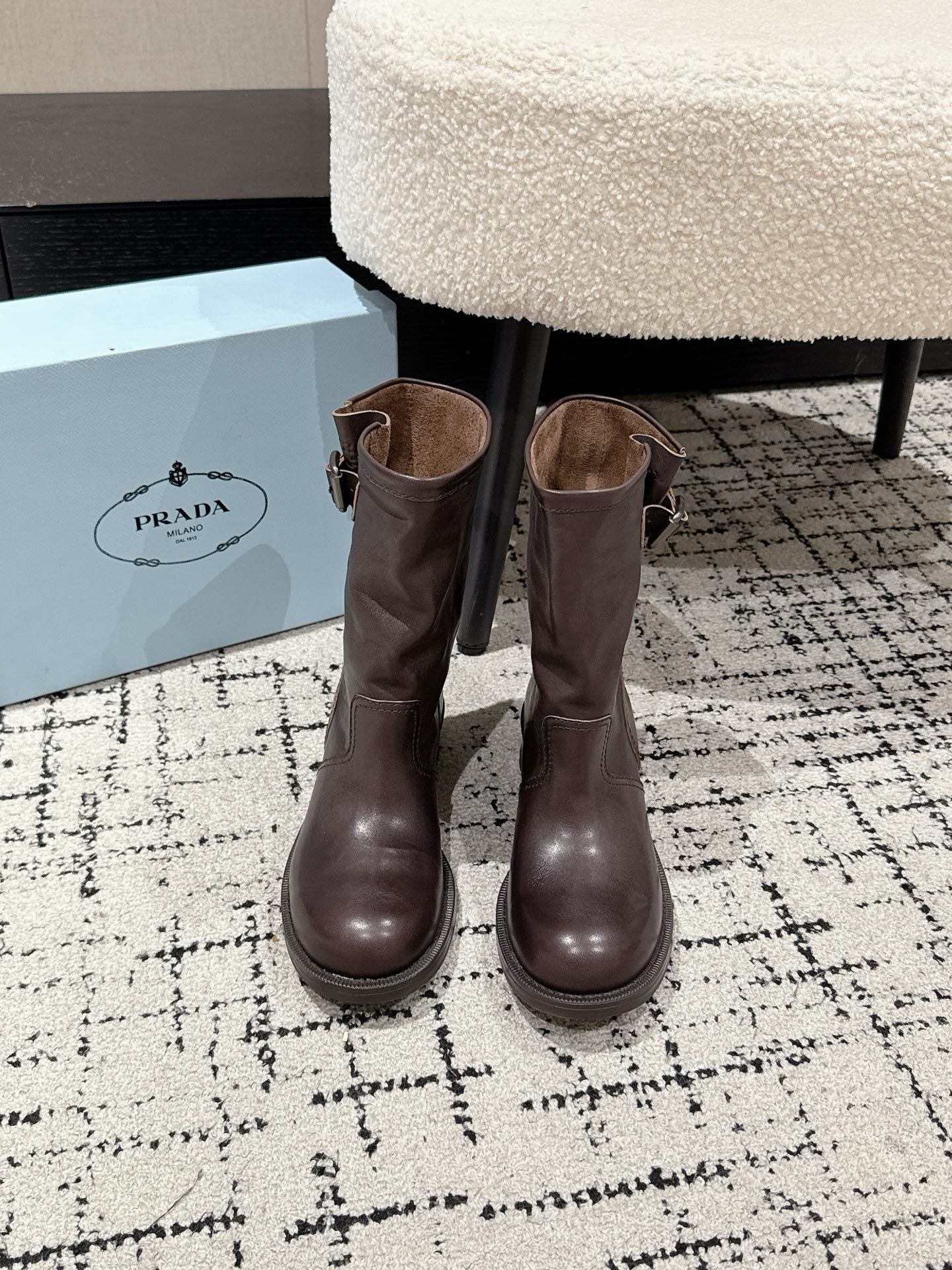 NO:477159,#Top version Prada Prada 25/ SS Autumn and Winter New Products Wrinkled Boots Motorcycle Boots PRADA Knight Boots | 'Battle Growth' Crushing exquisite routine Oil wax skin kneading out pleated ambition Metal buckle locks the 'anti-exquisite' rebellion The loose boot is intentionally lazy, high-end can be very wild, relaxation is the most ruthless fashionable hidden weapon Upper: Use soft calfskin Natural folds are very retro Inner: Cowhide inner lining footbed cowhide Outsole: Italian genuine leather injection molding combination sole size #35-40 (custom made in 40.41), boots, prada, prada, boots, cowhide19860909#顶级版本 Prada 普拉达 25/ SS 秋冬新品 皱皱靴 机车靴短靴 PRADA 骑士短靴｜「野蛮生长」 碾碎精致套路 油蜡皮揉出褶皱野心 金属扣锁住「反精致」的叛逆 靴筒松垮是故意的慵懒 高级可以很野 松弛才是最狠的时髦暗器 鞋面 : 采用植柔小牛皮 自然褶皱非常复古 内里 : 牛皮内里 垫脚牛皮 大底 : 意大利真皮注塑组合大底 size #35-40（40.41订做）,靴子,prada,prada,boots,cowhide,Women's Shoes