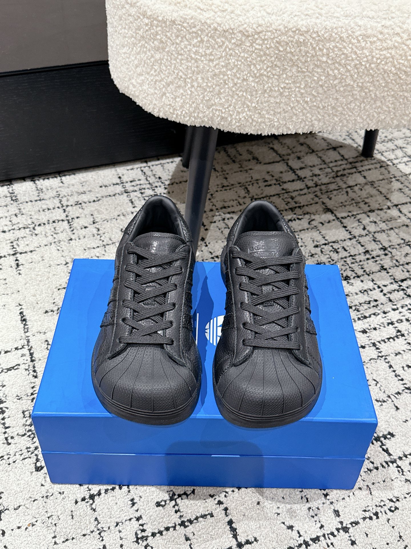 NO:465615,#Top version adidas co-branded avavav 25/ss shell toe skateboard shoes Different from the last joint, this time it directly widened the shell toe body, becoming a fashionable 'square-toe shell toe', blending fashion attributes and sports trends just right! The shoe last and toe are widened, and the lining/shoe tongue/stomach is even more high-standard, and all leather surfaces are top-layer cowhide leather, which is really a square-toe 'leather shoes'. The retro feel is still white and red. If you need versatile attributes, black will not disappoint you. The matching is definitely the top shoe. The shoe box is also a special shoe box for the world cover. The twisted shape is a bit like a mirror. The degree to which the pure blue blood can collect. The upper calfskin inner cowhide is out of the rubber sole  Size35-40 (40 custom made without return), casual shoes/sports shoes, adidas, sneakers, cowhide19860909#顶级版本 adidas阿迪达斯 联名 avavav 25/ ss 贝壳头 滑板鞋 不同于上次联名,这次直接在贝壳头本体上加大加宽,成为了时尚完全体“方头贝壳头”,把时装属性和运动潮流揉合的恰到好处! 鞋楦和鞋头都有加宽,内衬/鞋舌/鞋垫更是高规格的全皮,所有皮面都是头层牛皮革,这下真成方头“皮鞋”了 复古感还是白红对味,如果需要百搭属性,黑色也不会让你失望,搭配性绝对是板鞋TOP了 鞋盒也是天地盖的特别鞋盒,扭曲的造型有点哈哈镜的感觉,纯正蓝血人可以收藏的程度 鞋面小牛皮 内里牛皮 大底橡胶大底 Size35-40（40订做不退换）,休闲鞋/运动鞋,adidas,sneakers,cowhide,Women's Shoes