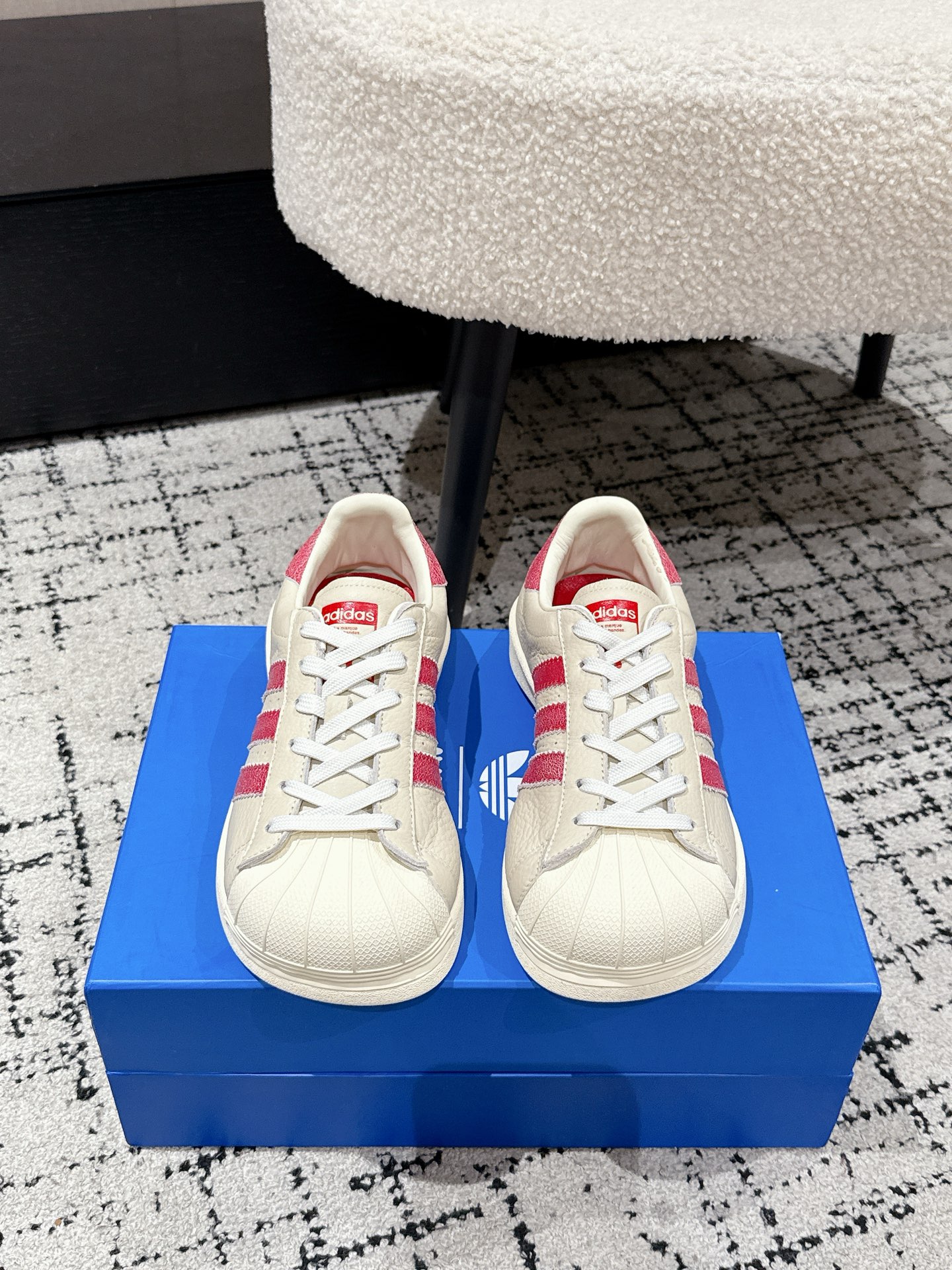 NO:668388,#TOPVERSION adidas Adidas co-branded avavav 25/ ss shell toe skate shoes. Different from the last collaboration, this time the shell toe body is directly enlarged and widened, becoming a complete fashion 'square toe shell toe', which perfectly combines fashion attributes and sports trends!  The shoe last and toe are widened, and the lining/tongue/sole is made of high-standard full leather. All leather surfaces are first-layer cow leather, which makes it truly a square-toed 'leather shoe.' The retro feel is still white and red. If you need versatile properties, black will not disappoint you. The matchability is definitely top of the list for sneakers. The shoe box is also a special shoe box made by Tiandi Cover. The twisted shape is a bit like a mirror. It is enough for a pure blue-blooded person to collect. Upper calf leather, inner cowhide  Outsole Rubber outsole Size35-40 (40 is custom-made and cannot be returned or exchanged), casual shoes/sports shoes, adidas, sneakers, cowhide19860909#顶级版本 adidas阿迪达斯 联名 avavav 25/ ss 贝壳头 滑板鞋 不同于上次联名,这次直接在贝壳头本体上加大加宽,成为了时尚完全体“方头贝壳头”,把时装属性和运动潮流揉合的恰到好处! 鞋楦和鞋头都有加宽,内衬/鞋舌/鞋垫更是高规格的全皮,所有皮面都是头层牛皮革,这下真成方头“皮鞋”了 复古感还是白红对味,如果需要百搭属性,黑色也不会让你失望,搭配性绝对是板鞋TOP了 鞋盒也是天地盖的特别鞋盒,扭曲的造型有点哈哈镜的感觉,纯正蓝血人可以收藏的程度 鞋面小牛皮 内里牛皮 大底橡胶大底 Size35-40（40订做不退换）,休闲鞋/运动鞋,adidas,sneakers,cowhide,Women's Shoes