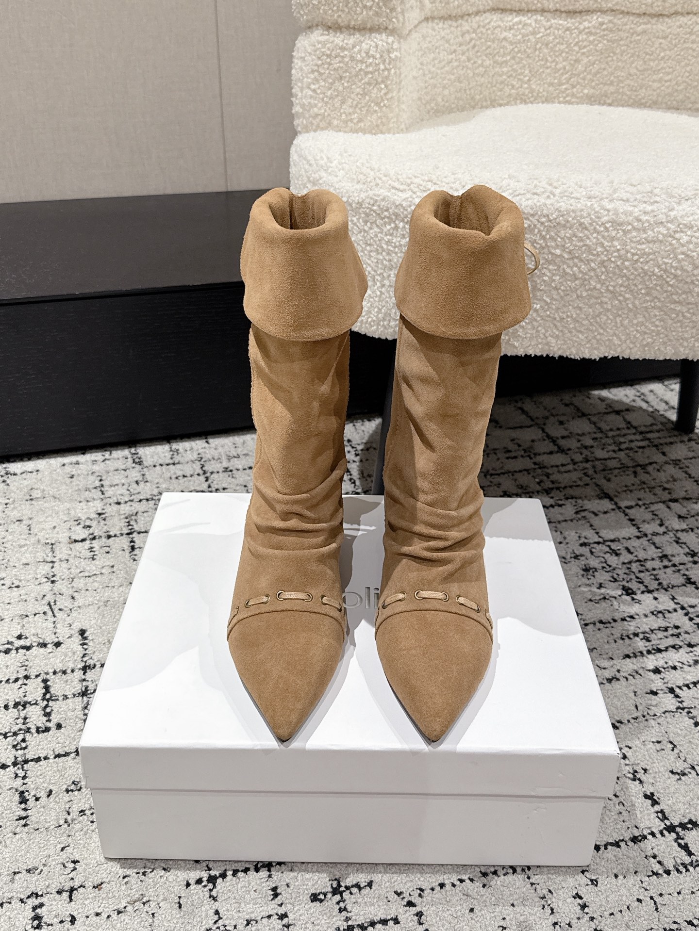 NO:534401,unfolio niche designer brand 25/ Autumn and winter new stacked nude boots. Autumn and winter shoes and boots look very beautiful!  It is also the same style as Chen Wuyu. This double-fit boot is amazing at first glance~ gentlemanly and elegant single shoes are still stable. It is very detailed when used. The temperament and casual vacation denim style must be a must-have in autumn and winter. It is beautiful and eye-catching. It is fashionable in autumn and wears stacked ankle boots. Fabric cowhide/suede, satin fabric, outsole original rubber sole/inner height increase of 3cm Size#35-40 (customized for 40), boots, boots, cowhide, chamois leather19860909unfolio 小众设计师品牌 25/ 秋冬新款堆叠裸靴 秋冬鞋靴都好好看！也是陈吴宇同款哦这双工装靴一眼惊艳～绅士又气质单鞋依旧稳定发挥 做旧很细节,气质又率性度假牛仔风一定是秋冬必入,好看又吸睛ootd丨时髦的秋日穿搭人堆叠感踝靴 面料牛皮/麂皮 内里缎面织物 大底原版橡胶底/内增高3cm Size#35-40(40定做）,靴子,boots,cowhide,chamois leather,Women's Shoes