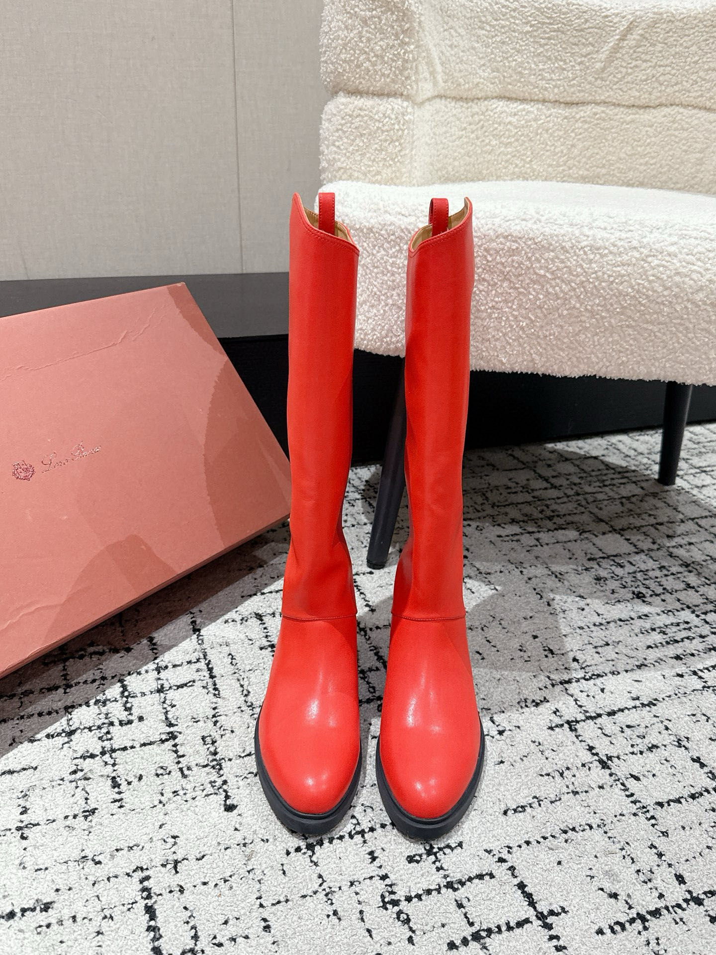 NO:481241,Loro Piana LP 32/ New autumn and winter Lupo straight boots with one foot in one foot Lupo boots are carefully crafted from exquisite leather, treated with natural wax, presenting a bright luster and clear and irregular texture. The lower part of the boot is equipped with an adjustable buckle strap, which reminds people of elegant belts, round toe and stitching pieces that show exquisite craftsmanship. Create a timeless silhouette design. Custom leather upper, inner cowhide, original open molded rubber sole Size#35-39 (40.41 custom made without return), boots, loro pigana, loro pigana, boots, cowhide19860909Loro Piana 诺悠翩雅 LP 32/ 秋冬新款Lupo直筒靴一脚蹬中筒长靴 Lupo靴子采用精致皮革精心制作而成,经过天然蜡处理,呈现亮丽光泽和清晰而不规则的纹理.靴筒下部配以调节搭扣饰带,令人不禁联想起优雅腰带,圆鞋头和缝线饰片彰显精湛工艺.打造隽永廓形设计. 鞋面定制皮料 内里牛皮 鞋底原版开模橡胶大底 Size#35-39（40.41定做不退换）,靴子,loro piana,loro piana,boots,cowhide,Women's Shoes