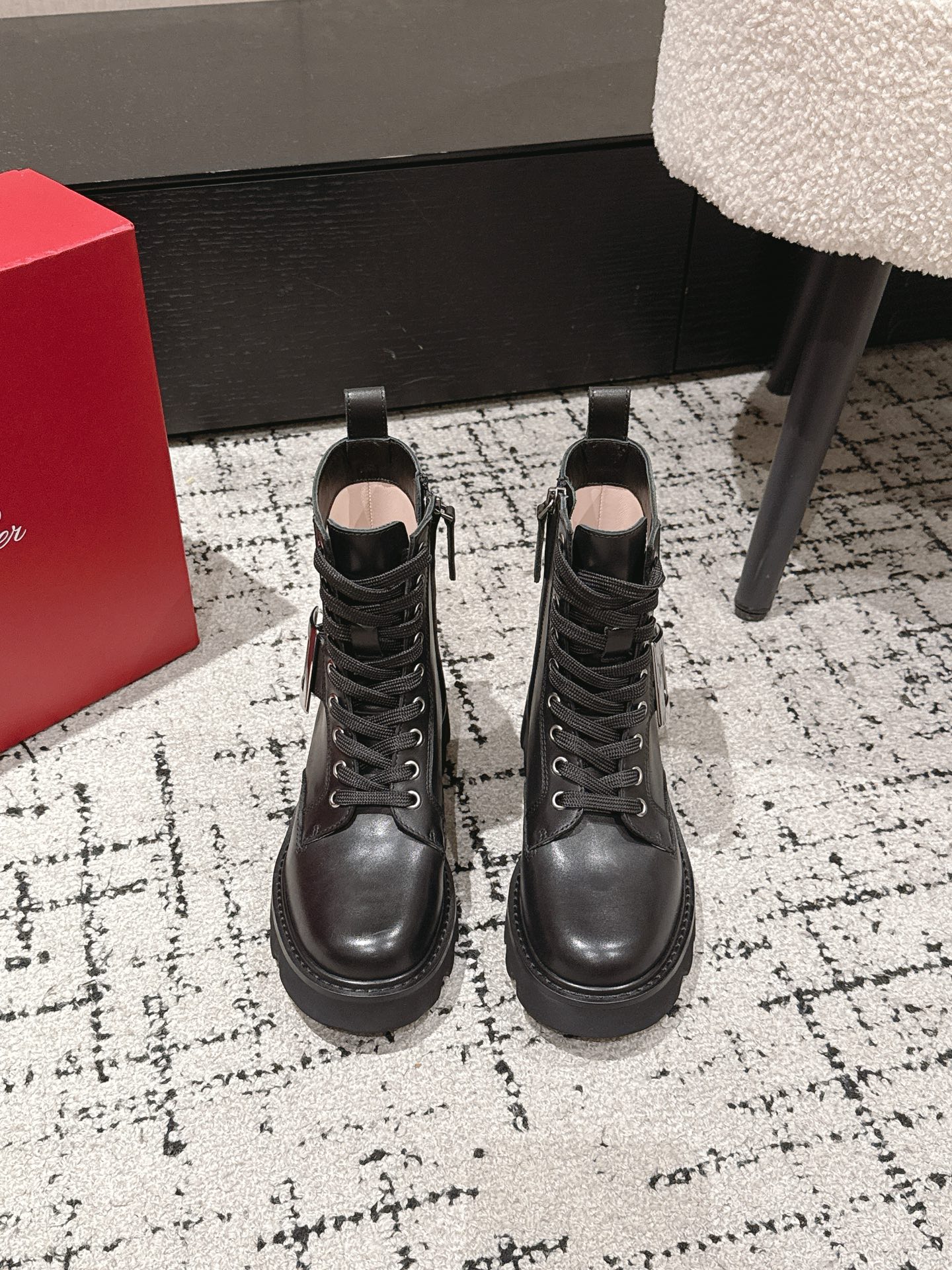 NO:534400,Frosted leather Roger Vivier RV 25/ New square buckle laces Martin boots Short boots Original open mold rubber sole Original cover shoe shape is very generous and easy to control with all styles. The boon of small short legs instantly becomes big and long legs. The upper body is not restricted by routine. Be yourself as you like~ The fried chicken on the feet is soft and comfortable!  Imported frosted cowhide in the fabric, imported sheepskin in the inner lining, original foam bottom, Size#35-40 (customized for 40), boots, roger vivier, boots, cowhide, sheepskin19860909磨砂 皮面 Roger Vivier RV 25/ 新款方扣系带 马丁靴 短靴 原版开模橡胶底 原版套楦鞋型很大方 搭配各种风格都轻松驾驭 小短腿的福音 上身瞬间秒变大长腿 上脚不被常规所拘束,随心所欲做自己～上脚炒鸡柔软舒适！ 面料进口磨砂牛皮 内里进口羊皮 大底原版发泡底 Size#35-40（40定做）,靴子,roger vivier,boots,cowhide,sheepskin,Women's Shoes