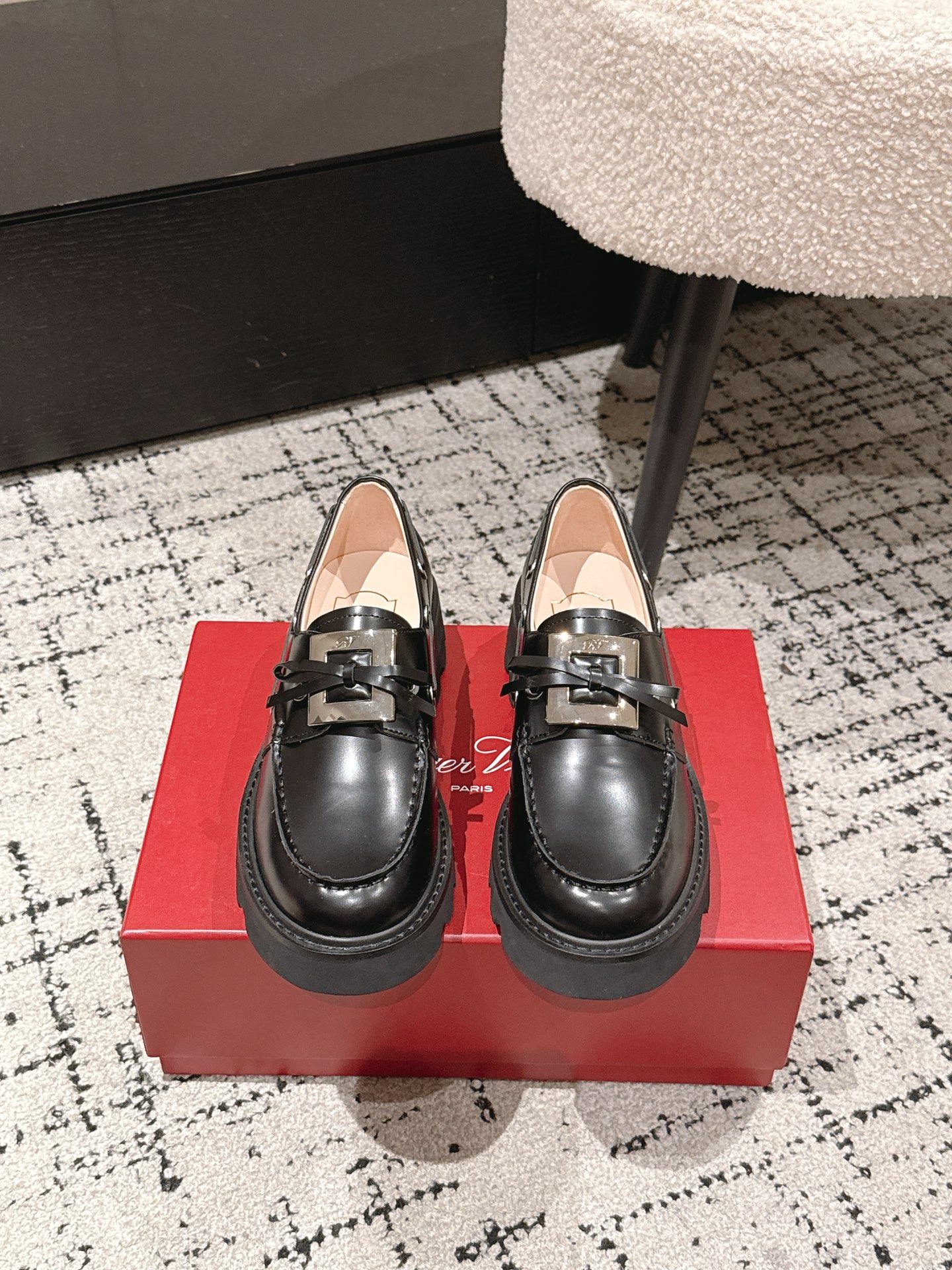 NO:534403,Roger vivier RV 25/ New one-foot drill buckle Square buckle loafers small leather shoes Single shoes The zigzag sole has strong grip, ensuring steady steps. Original open-edge beaded cowhide high-end drill buckle, Eva foamed sole, light and comfortable!  Upper cow patent leather/cowhide, inner sheepskin outsole original outsole Size#35-40 (custom made of 40), loafers, roger vivier, loafers, cowhide, sheepskin19860909Roger vivier RV 25/ 新款 一脚蹬钻扣 方扣乐福鞋小皮鞋单鞋 锯齿形鞋底拥有强大的抓地力,确保步履稳健. 原装开边珠牛皮 高级的钻扣,Eva发泡大底,轻盈舒适！ 鞋面牛漆皮/牛皮, 内里羊皮 大底原版大底 Size#35-40（40定做）,乐福鞋,roger vivier,loafers,cowhide,sheepskin,Women's Shoes