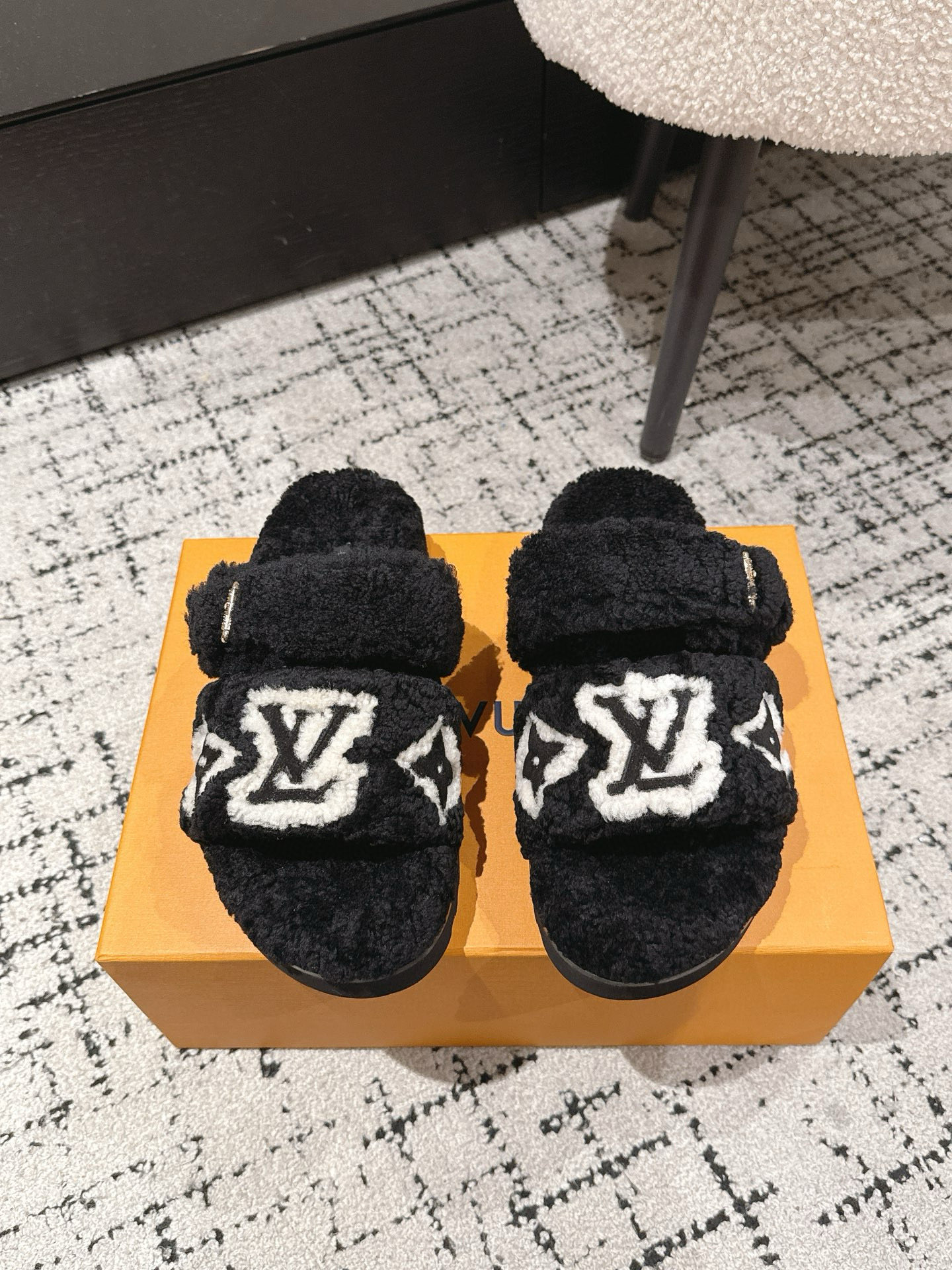 NO:534386,louis vuitton LV 25/ Autumn and winter latest wool slippers Super comfortable lv wool slippers Simple and casual fashionable and stylish, lazy and high-end, no one of the most comfortable slippers All wool looks good and stylish on your feet, absolutely unique Size: #35-40 (40 custom made without return or exchange), fur shoes slippers, louis vuitton, louis vuitton, slippers19860909louis vuitton LV 25/ 秋冬最新 羊毛 拖鞋 超舒适的lv 毛拖 简约随性 时髦有范, 慵懒又不乏高级感,最舒适的拖鞋没有之一 全羊毛 随意上脚都好看有型,绝绝子 Size: #35-40（40 订做不退换）,毛毛鞋拖鞋,louis vuitton,louis vuitton,slippers,Women's Shoes