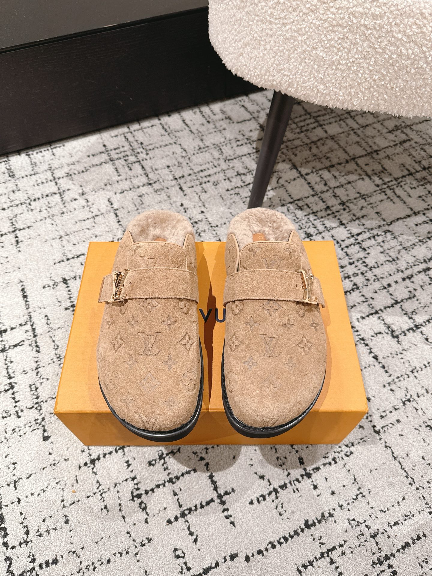 NO:560162,Couple style wool slippers｜Full of high-end feel, the soles of your feet are luxurious. Original jacquard + cowhide fabrics, fine texture, high-end at first glance; Pure wool lining, wearing barefoot is like stepping on clouds, soft and skin-friendly without getting sweaty; Non-slip rubber sole + three-dimensional toe design, super stable for walking, fashionable and practical!  Details must be paid attention to. Belt buckle + LV presbyopia element classic blessing, revealing the aura of a big brand in a low-key manner ~ Whether it is a couple dating or a trip with best friends, both of them are the focus when they go out on the street. Fabric: Yangjing/classic jacquard fabric Lining: imported wool lining Sole: original rubber sole Size: Female 35-41 Male 38-46, half-slip fur shoes, Louis Vuitton, slippers, sheep19860909情侣款羊毛拖鞋｜高级感拉满,脚底都是奢华 原版提花+牛猄面料,质感细腻,一眼高级； 纯羊毛内里,光脚穿就像踩在云朵上,柔软亲肤不闷汗； 防滑橡胶底+立体包头设计,走路超稳,时髦实穿两不误！ 细节控必入 皮带扣+LV老花元素经典加持,低调中透露着大牌气场～ 无论是情侣约会还是闺蜜出行,双双出街都是焦点 面料:羊京/经典提花面料 内里:进口羊毛里 鞋底:原版橡胶鞋底 码数: 女35－41 男38－46,半拖毛毛鞋,louis vuitton,slippers,sheep,Women's Shoes