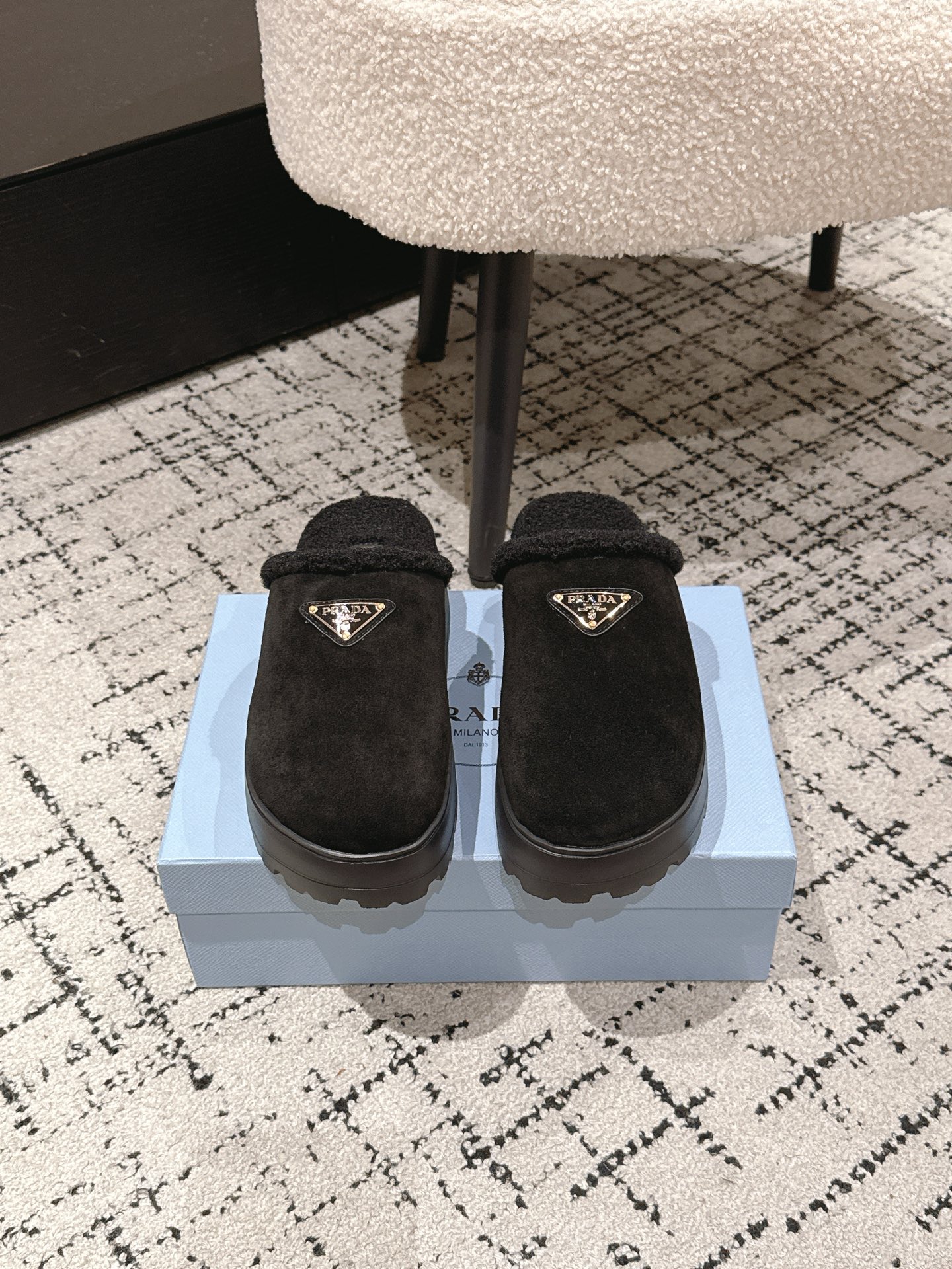 NO:560140,Top-quality triangular label nylon gabardine snow party metal label gear thick-soled snow toe mop!  Fabric: high mercerized cow suede leather, Australian real lamb hair lining/foot pads, original imported TPU rubber outsole, size 35-41 [40.41 customization], semi-slip fur shoes19860909顶级三角标尼龙华达呢雪地派对金属标齿轮厚底雪地包头毛拖！ 面料高丝光牛反绒皮料 澳洲真羊羔毛内里/垫脚 原版进口tpu橡胶大底 尺码35-41 [40.41定制],半拖毛毛鞋,Women's Shoes