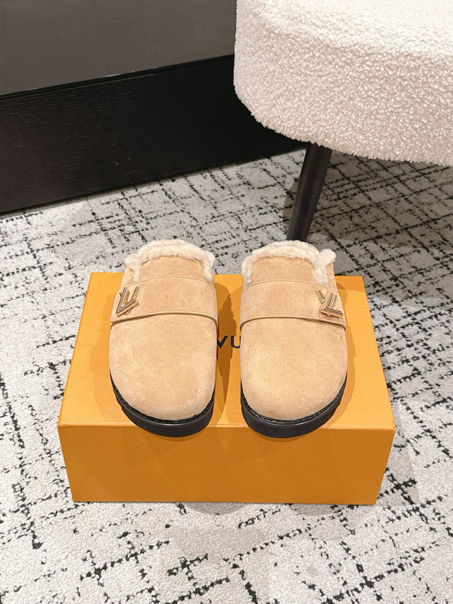 NO:560098,Women's #Top Version Men's LV Louis Vuitton L Family Donkey Brand Latest Easy Series Birkenstock Baotou Thick Sole Wool Slippers Sandals Purchased from the original and developed to make goods This LV Easy Sandals are made of suede cow leather, with Monogram pattern to highlight the trendy style. Adjustable straps with illuminated LV letters, tough insoles and micro outsoles achieve a light and comfortable experience. Exquisite packaging at the delivery counter. Fabric: Original custom imported first-layer cowhide. Inner:  Original customized warm wool lining Outsole: Original open-molded rubber foam material Sole thickness: 4CM Size: Women's 35-41 / Men's 40-46, semi-furry shoes, louis vuitton, louis vuitton, louis vuitton, louis   vuitton,sandals,slippers,cowhide19860909女款 #顶级版本 男款 LV路易威登L家 驴牌 最新Easy系列 勃肯 包头 厚底 毛拖鞋 凉鞋 原版购入开发 做货 本款 LV Easy 凉拖取材绒面牛皮革,以 Monogram 图案彰显潮流风范.LV 字母点亮可调节饰带,韧性鞋垫和微型外底实现轻盈舒适体验 配送专柜精美包装 面料: 原版定制进口头层牛皮 内里: 原版定制保暖羊毛里 大底: 原版开模橡胶发泡材质 底厚: 4CM size: 女款35-41 / 男款40-46,半拖毛毛鞋,louis vuitton,louis vuitton,louis vuitton,louis vuitton,sandals,slippers,cowhide,Women's Shoes