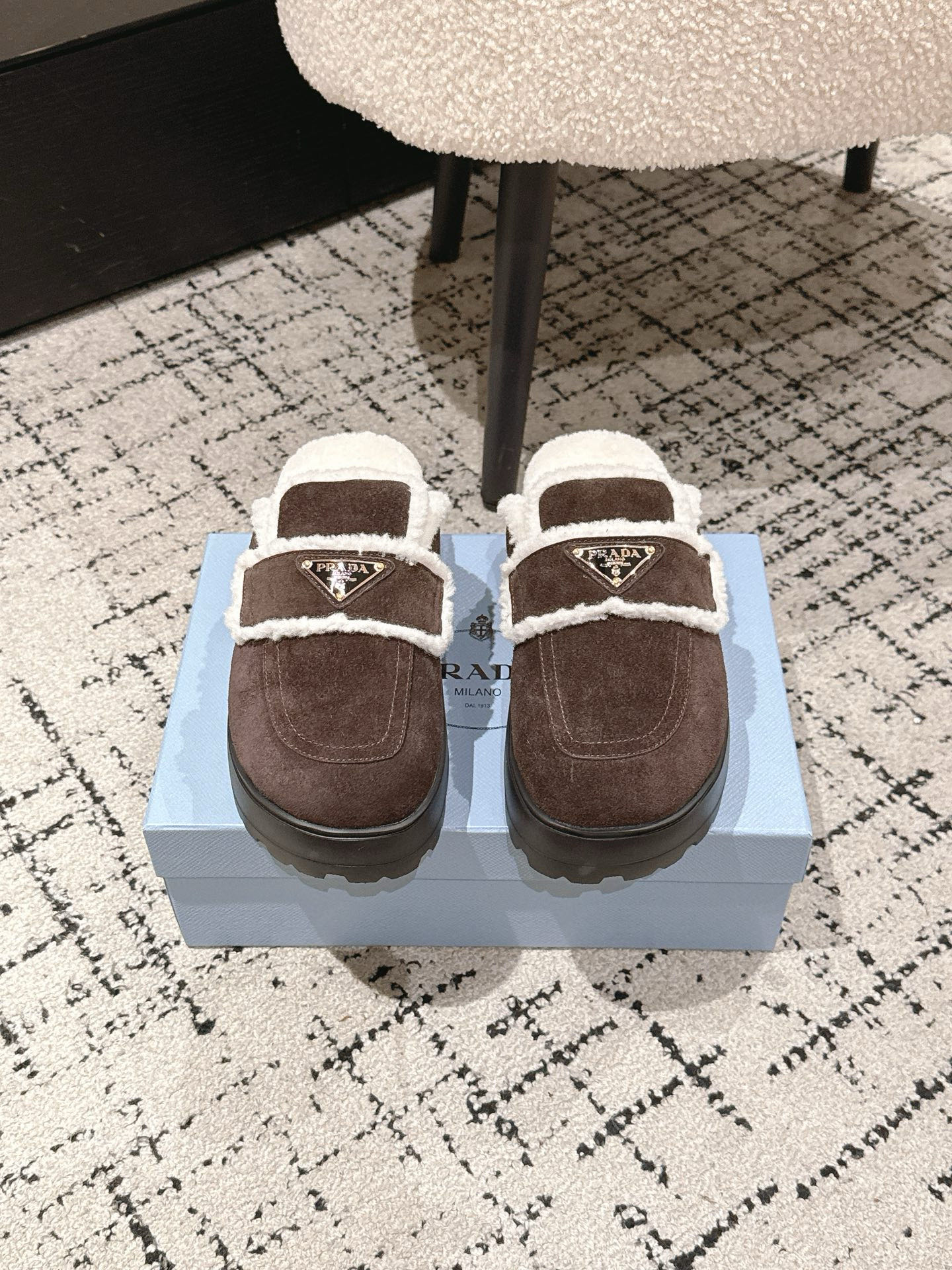 NO:560086,Prada 25/ New slip-on thick-soled Birkenstock half-flop. This tendon sole is very comfortable for the feet. It is very popular this year. It can be worn (increased) or casual at the same time. The refreshing performance is enough to express the control of every detail of the shoes!  Good news for small people. Increases height by about 4cm. Fabric imported mercerized cow suede/cow leather. Lining: sheepskin lining. Outsole: non-slip shoe tendon sole. Size#35-41 (40.41 customized, non-returnable), half-slip fur shoes, prada, prada, cowhide, sheepskin.19860909Prada普拉达 25/ 新款一脚蹬厚底勃肯包头半拖 这款牛筋底上脚非常舒适,今年非常爆,穿上（增高）休闲两不误,清爽的表现足以表达对鞋子的个个细节的把控！小个子的福音 增高4cm左右 面料进口丝光牛反绒/牛皮 内里: 羊皮内里带 大底: 防滑鞋牛筋底 Size#35-41（40.41定制不退换),半拖毛毛鞋,prada,prada,cowhide,sheepskin,Women's Shoes