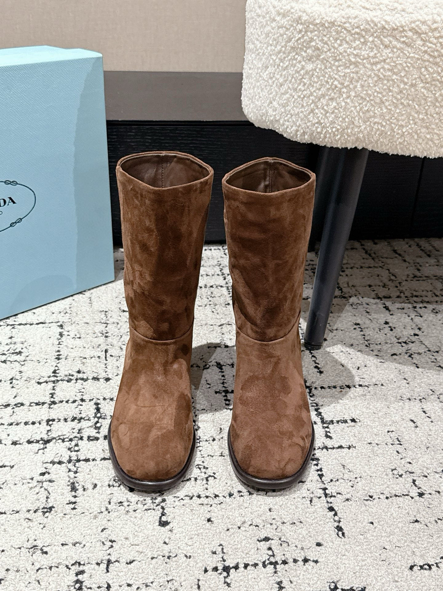 NO:560091,#TOPVERSION PRADA 25/Prada’s new autumn and winter slip-on women’s boots are a series that cannot be bought in winter and are definitely this year’s big hits!  !  So pretty!  Prada boots are really amazing!  The upper foot is large and the legs are slim and the temperament is just right. The fabric is imported from Yangjing. The lining is water-dyed sheepskin. The outsole is genuine leather. Size34-41 (34 40 41 is custom-made and non-refundable), boots, prada, prada, boots, sheepskin, sheep, Leather soles19860909#顶级版本 PRADA 25/普拉达秋冬新款一脚蹬王炸女靴 冬天买不到的系列,绝对是今年的大爆款！！贼好看！Prada靴子真的很哇塞！上脚大气显腿瘦气质这块刚好拿捏 面料进口羊京 内里水染羊皮 大底真皮大底 Size34-41（34 40 41 订做不退换）,靴子,prada,prada,boots,sheepskin,sheep,Leather soles,Women's Shoes