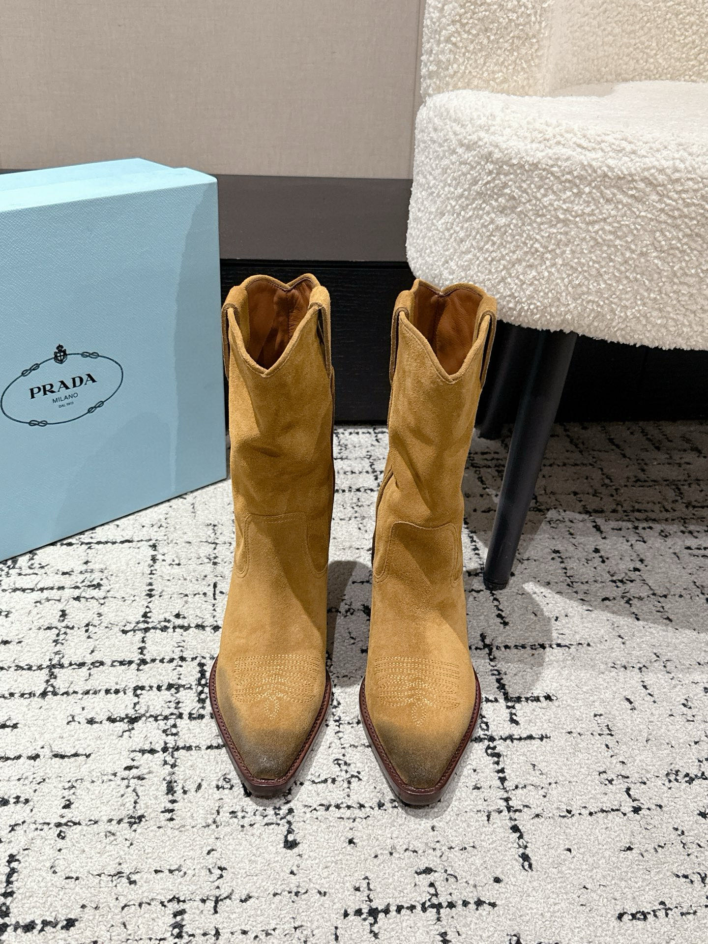 NO:560094,#TOPVERSION PRADA 25/Prada’s new autumn and winter western boots. The retro suede design is super eye-catching. The pointed toe shape is cool and full. Your feet will instantly transform into a street fashionista!  Definitely a big hit this year!  !  So good looking!  Prada boots are really amazing!  The upper foot is large and the legs are slim, which is just right. The upper is imported cowhide/suede, the lining is imported cowhide, the outsole is the original outsole, the heel height is 5.5cm, Size 34-41 (34/40/41 customized), boots, prada, prada, boots, cowhide, chamois leather19860909#顶级版本 PRADA 25/普拉达秋冬新款西部靴 复古麂皮设计超吸睛 尖头造型拽酷拉满 上脚瞬间化身街头时髦精！绝对是今年的大爆款！！贼好看！Prada靴子真的很哇塞！上脚大气显腿瘦气质这块刚好拿捏. 鞋面进口牛皮/麂皮 内里进口牛皮 大底原版大底 跟高 5.5cm Size 34-41（34/40/41定制）,靴子,prada,prada,boots,cowhide,chamois leather,Women's Shoes