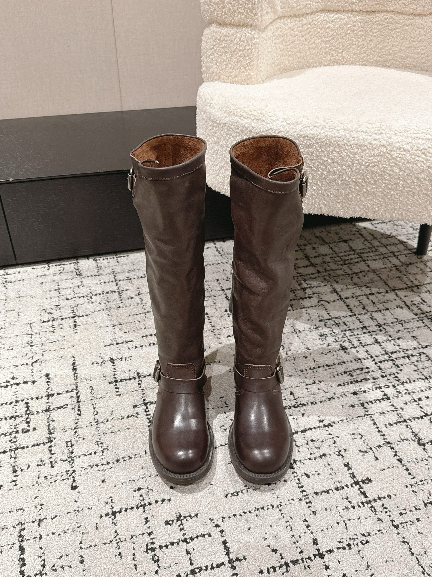 NO:560071,#TOPVERSION Prada 25/ SS New Products for Autumn and Winter Wrinkled Boots Motorcycle Boots PRADA Rider Boots｜'Savage Growth' Crushing exquisite routines Oil-waxed leather kneads wrinkle ambition Metal buckles lock the 'anti-refined' rebellion The looseness of the boots is deliberately lazy High-end can be very wild Looseness is the most fashionable hidden weapon Upper: Made of soft calfskin Natural wrinkles are very retro Inner:  Cowhide lining, foot pads, cowhide outsole: Italian leather injection molded combination outsole size #35-40 (customized at 40.41), boots, prada, prada, boots, cowhide19860909#顶级版本 Prada 普拉达 25/ SS 秋冬新品 皱皱靴 机车靴长靴 PRADA 骑士长靴｜「野蛮生长」 碾碎精致套路 油蜡皮揉出褶皱野心 金属扣锁住「反精致」的叛逆 靴筒松垮是故意的慵懒 高级可以很野 松弛才是最狠的时髦暗器 鞋面 : 采用植柔小牛皮 自然褶皱非常复古 内里 : 牛皮内里 垫脚牛皮 大底 : 意大利真皮注塑组合大底 size #35-40（40.41订做）,靴子,prada,prada,boots,cowhide,Women's Shoes