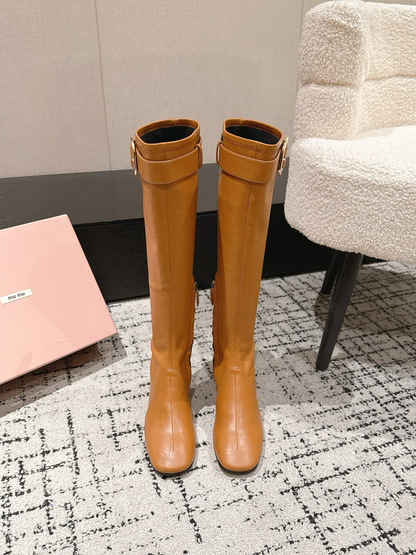 NO:560083,MiuMiu 25/MiuMiu autumn and winter new stretch sheepskin boots, super soft high-heeled over-the-knee boots, bright spots everywhere!! Slim small square toe! The design of the small square round toe is visually unique and more eye-catching. It shows the wearer's personality and fashion attitude, and can visually lengthen the leg line, making the legs look taller and slender! The fabric is original imported stretch sheepskin, the lining is imported mixed sheepskin lining, the outsole is imported genuine leather outsole from Italy. Size35-39 (40.41 customized, non-refundable), boots, miumiu, boots, sheepskin, Leather soles19860909MiuMiu 25/謬謬秋冬新款弹力羊皮靴超软高跟过膝靴长靴 处处都是亮点!!显瘦小方头!小方圆头的设计在视觉上具有独特性,更能吸引眼球 展现穿着者的个性与时尚态度,能够在视觉上拉长腿部线条,看起来更加高挑而显脚修长纤细!  面料原版进口弹力羊皮  內里进口混种羊皮内里 大底意大利进口真皮大底 Size35-39 (40.41定做不退换）,靴子,miumiu,boots,sheepskin,Leather soles,Women's Shoes