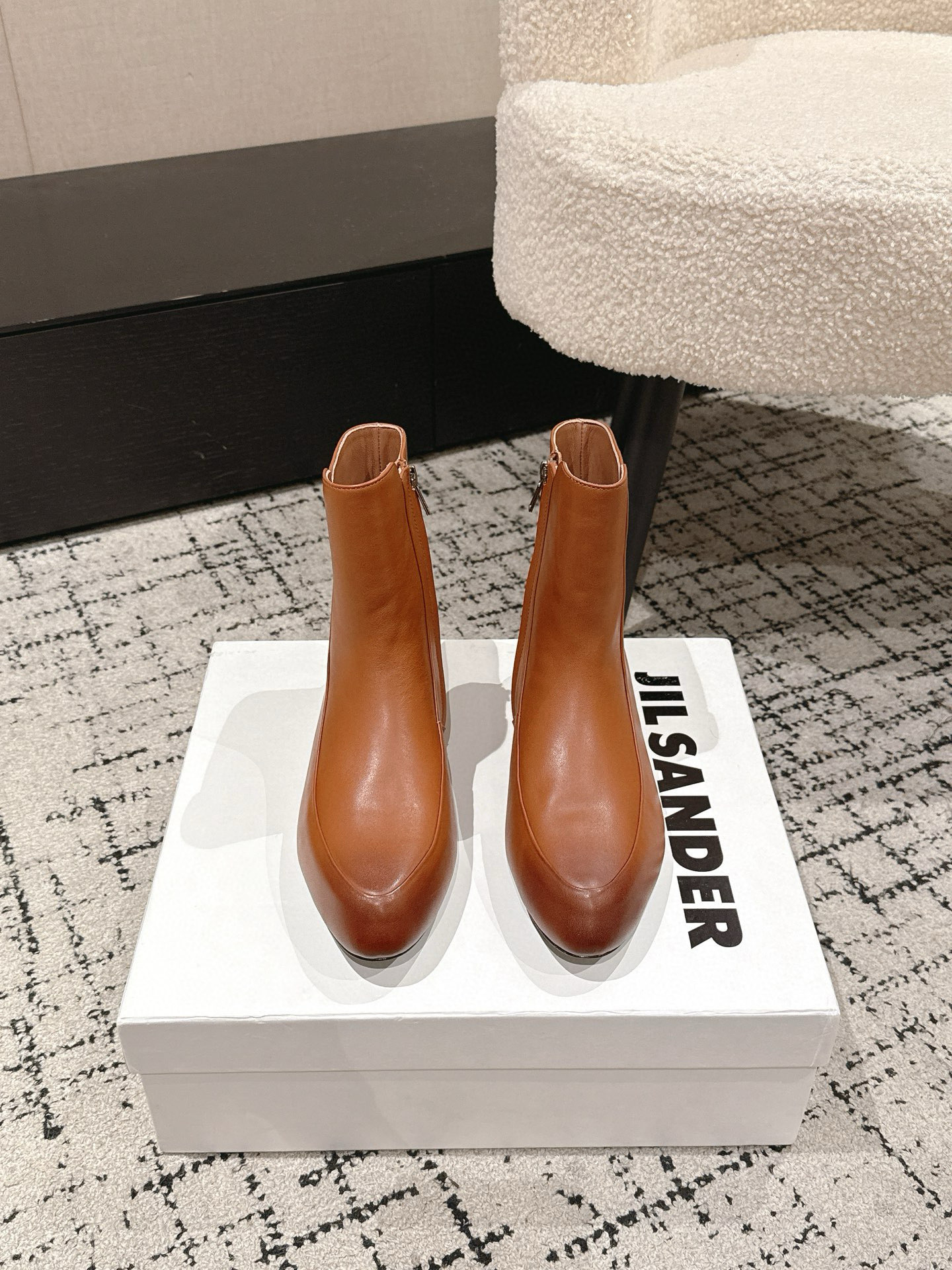 NO:560096,JIL SANDER 25/ Autumn latest minimalist inner height ankle boots side zipper round toe short boots Chelsea granny boots simple and elegant style!  The upper body is invincible in shaping the legs!  Really handsome!  !  The inner heightening design makes the legs look slimmer and straighter!  !  It is also very friendly for those with straight legs and thick legs~ Needless to say about the matching~~Versatile artifact, cowhide fabric, sheepskin lining, Italian injection molded leather outsole, 3.5cm increase in height, size 35-39 (40.41 custom made, non-returnable), boots, jil sander, jil sander, boots, cowhide, sheepskin, Leather soles19860909JIL SANDER 吉尔桑达 25/ 秋季 最新 极简内增高及踝靴侧拉链圆头短靴切尔西奶奶靴 简约大气款！上身无敌修饰腿型！真的帅bao了！！内增高设计上脚巨显腿直,又瘦又直！！对于腿不直腿粗的也非常友好～搭配上更是不用多说啦～~百搭神器 面料牛皮 内里垫脚羊皮 鞋底意大利注塑真皮大底 内增高3.5cm 码数35-39（40.41定做不退换）,靴子,jil sander,jil sander,boots,cowhide,sheepskin,Leather soles,Women's Shoes