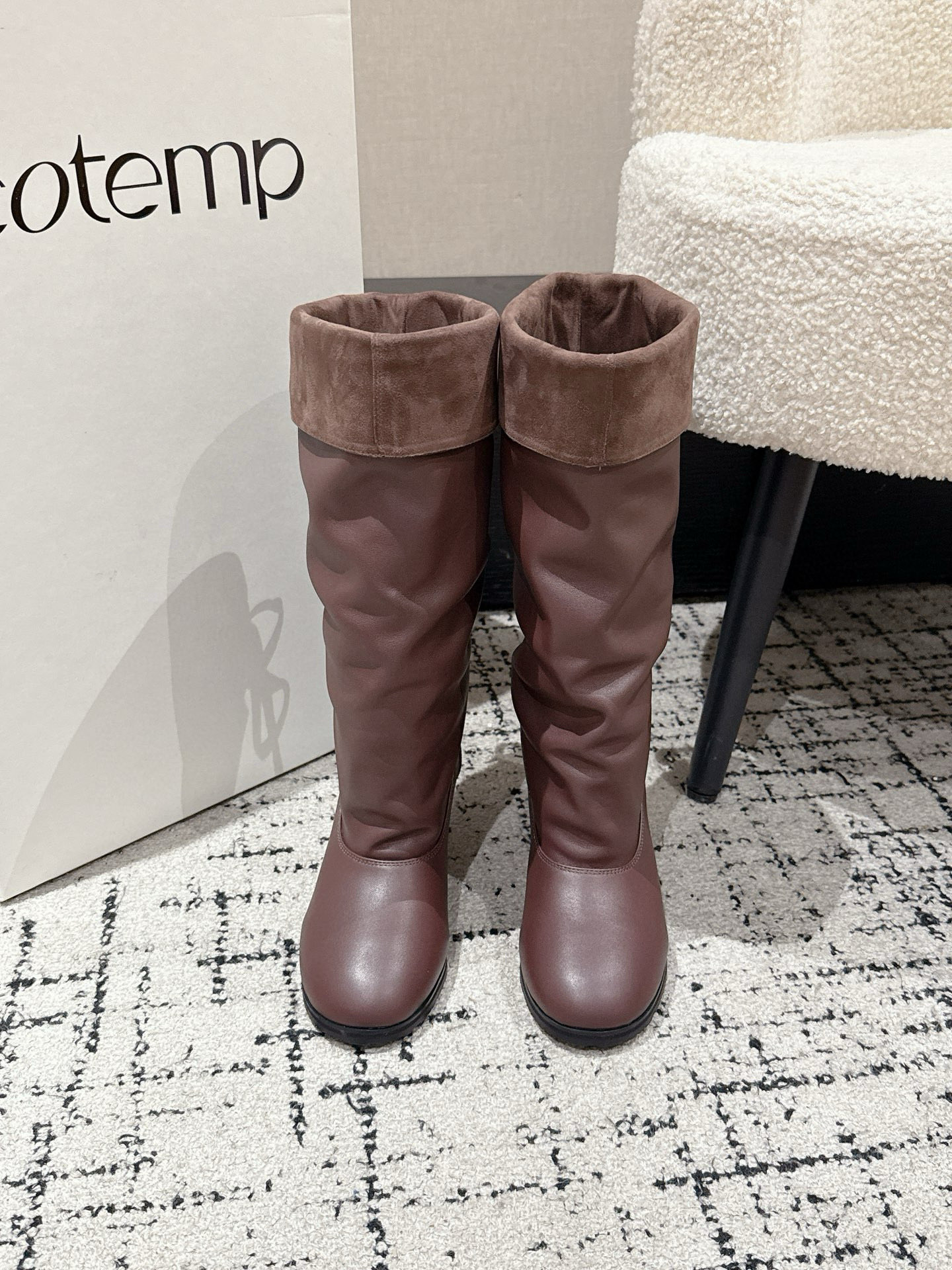 NO:560070,Short boots Long boots COTEMP Winfair 25/AW Round-toe pleated boots Fine-grained cowhide presents a delicate and even luster. The inside and outside of the boot shaft is designed with leather, showing the collision of soft layers. The Regalo, designed and developed in continuation of COTEMP, has a delicate and rounded toe. The upper is covered with fine-grained cowhide, and the boot shaft is widened in proportion. It is soft and stackable with a lazy temperament, presenting a neutral and neat modern style in autumn and winter. Fabric cowhide, lining sheepskin  Original outsole, size 35-41 (custom-made 40 and 41 are non-returnable and non-exchangeable), boots, cowhide, sheepskin19860909短靴 长靴 COTEMP Winfair 25/AW 圆头褶皱靴 细纹牛皮呈现细腻均匀的光泽.靴筒内外拼皮设计,展现柔软层次的碰撞.延续 COTEMP设计开发的 Regalo 精巧圆润鞋头,鞋面由细纹牛皮覆盖,靴筒比例加宽,柔软可堆叠自带慵懒气质,呈现秋冬中性利落的摩登风格. 面料牛皮 内里羊皮 鞋底原版大底 码数35-41（40、41定做不退不换）,靴子,boots,cowhide,sheepskin,Women's Shoes