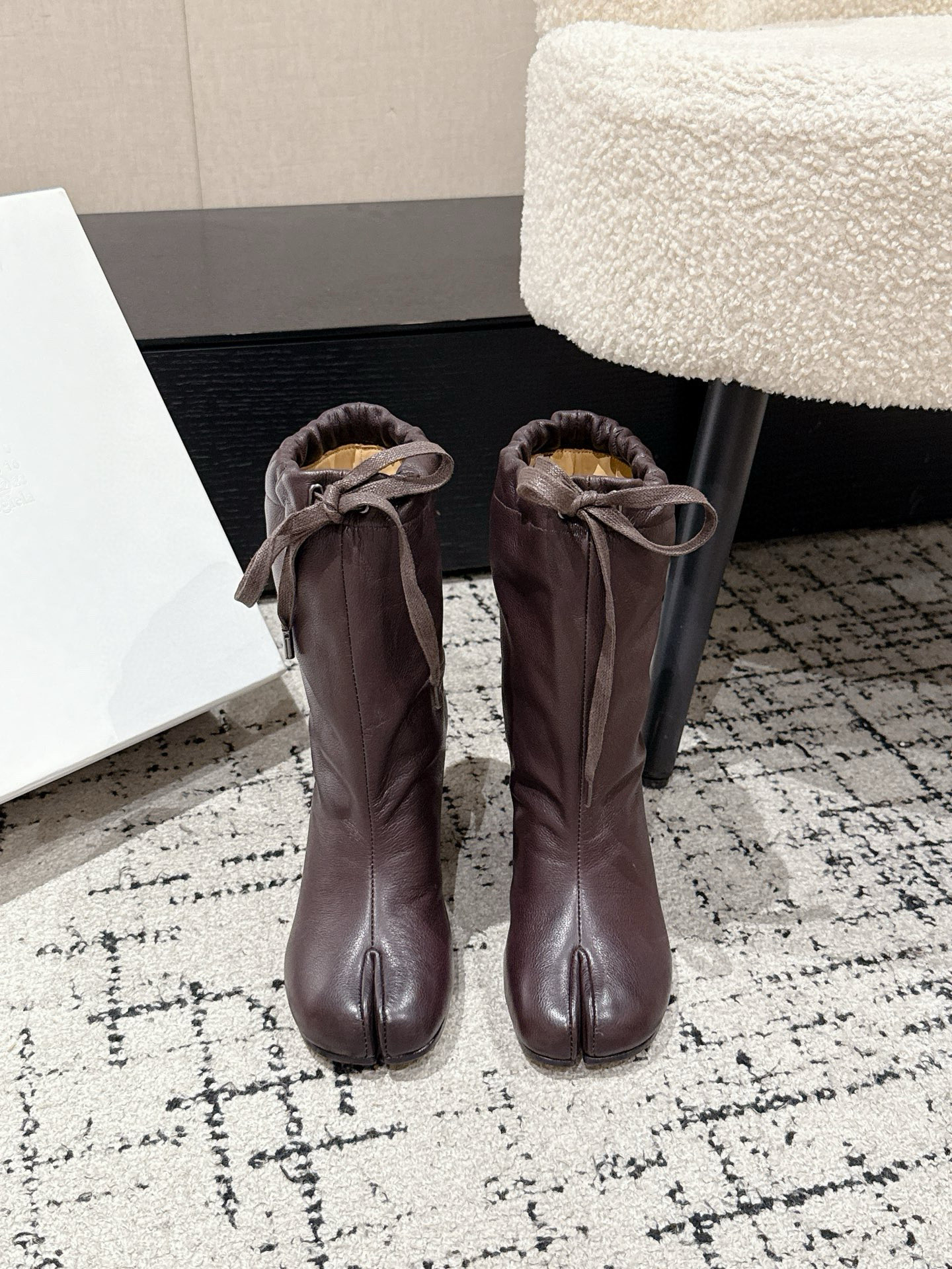 NO:560073,#TOPVERSION Maison Margiela Split-toe straps loose high-heeled short boots balloon boots MM6 tabi split-toe shoes and boots Autumn and winter new products, the highest version buyer purchasing 1:1 perfect replica split-toe tabi boots original molded double-layer genuine leather soles The original lasted shoes are very generous and can be easily matched with various styles. The good news of short legs The upper body instantly becomes longer legs in an instant The upper feet are not bound by conventions, do whatever you want. The fried chicken on the feet is soft and comfortable.  Original cowhide upper, original leather lining, original leather outsole, heel height 7.5cm, Size 35-39 (40, customized, non-returnable, non-exchangeable), boots, masion margiela, masion margiela, boots, cowhide19860909#顶级版本 Maison Margiela马吉拉分趾绑带宽松高跟短靴气球靴 MM6家tabi分趾鞋靴 秋冬新品最高版本买手代购1:1完美复刻分趾tabi靴原版开模双层真皮鞋底 原版套楦鞋型很大方 搭配各种风格都可以轻松驾驭 小短腿的福音 上身瞬间秒变大长腿 上脚不被常规所拘束,随心所欲做自己 上脚炒鸡柔软舒适, 鞋面原版牛皮 内里原版真皮 大底原版真皮鞋底 跟高7.5cm Size35-39（40 定制不退不换）,靴子,masion margiela,masion margiela,boots,cowhide,Women's Shoes