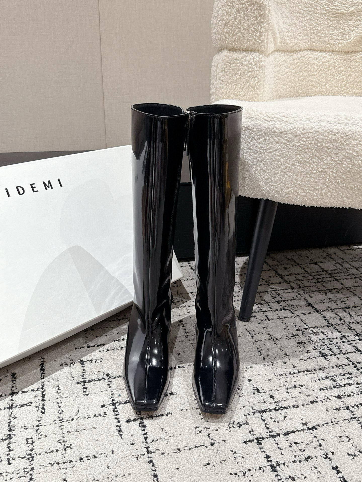 NO:560076,HIDEMI 25s new autumn and winter minimalist style square toe thick heel boots with side zipper straight knight boots. With a simple yet elegant design, it interprets the classic rules and can be matched with a variety of styles of clothing to meet the dressing needs of different occasions. Classic and versatile black and white color matching, good-looking!  Good to wear!  Fashionistas get it one after another!  The upper is made of open-edge beaded cowhide/cowhide/high mercerized cow suede. The lining is made of sheepskin. The sole is molded and original. The heel height is 5cm. The size is 35-39 (40.41 is custom-made and cannot be returned or exchanged). Boots, boots, cowhide, sheepskin19860909HIDEMI 25s秋冬新款极简风方头粗跟长靴侧拉链直筒骑士靴 以简约不失优雅的设计,诠释着经典法则,能搭配多种风格服饰,满足不同场合的穿着需求.经典百搭黑白配色,好看！好穿！时髦精纷纷get！ 鞋面开边珠牛皮/牛皮/高丝光牛反绒 内里垫脚羊皮 鞋底开模原版大底 跟高5cm 码数35-39（40.41定做不退换）,靴子,boots,cowhide,sheepskin,Women's Shoes
