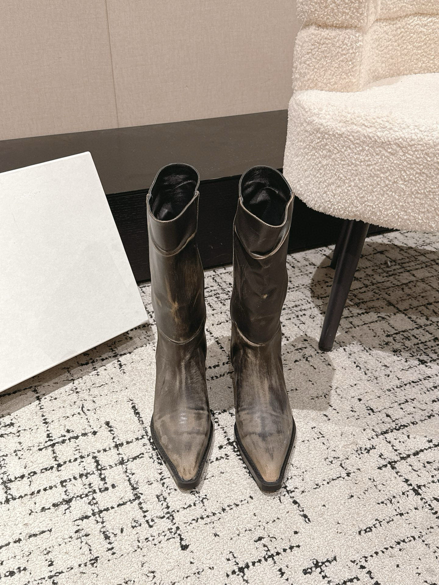 NO:560082,Khaite 25ss new autumn and winter stunning boots. The pleated elements are really unique. They are casual yet fashionable and will never look out of place when worn. The pointed toe design subtly lengthens the foot line, making the whole person look more elegant and slender. And the folded boot collar design directly doubles the fashionability, revealing the slender ankles and full of caution.  The right stiletto heel not only increases your height, but also naturally adjusts your walking posture, making your steps swaying. Don't worry about being difficult to control. Its heel height is reasonably designed and you won't get tired easily after wearing it for a long time. You can hold it firmly when going shopping and dating. Cowhide upper, sheepskin lining, rubber outsole Size 35-40 (customized for 40 units, non-refundable), boots, boots, cowhide, sheepskin19860909Khaite 25ss 秋冬新款绝美神靴 褶皱元素真的太有个性了,随性又不失时尚 感,穿出去绝对不会撞款.尖头设计更是巧妙地拉长了脚部线条,让整个人看起来更加优雅修长.而且翻折的靴口设计,时髦度直接翻倍,能露出纤细的脚踝,满满的小心机. 恰到好处的细高跟,不仅提升了身高,还能自然地调整走路姿势,让步伐都变得摇曳生姿.别担心不好驾驭,它的跟高设计合理,穿久了也不容易累,逛街约会都能稳稳hold住. 鞋面牛皮 内里羊皮 大底橡胶大底 Size35-40（40定制不退换）,靴子,boots,cowhide,sheepskin,Women's Shoes