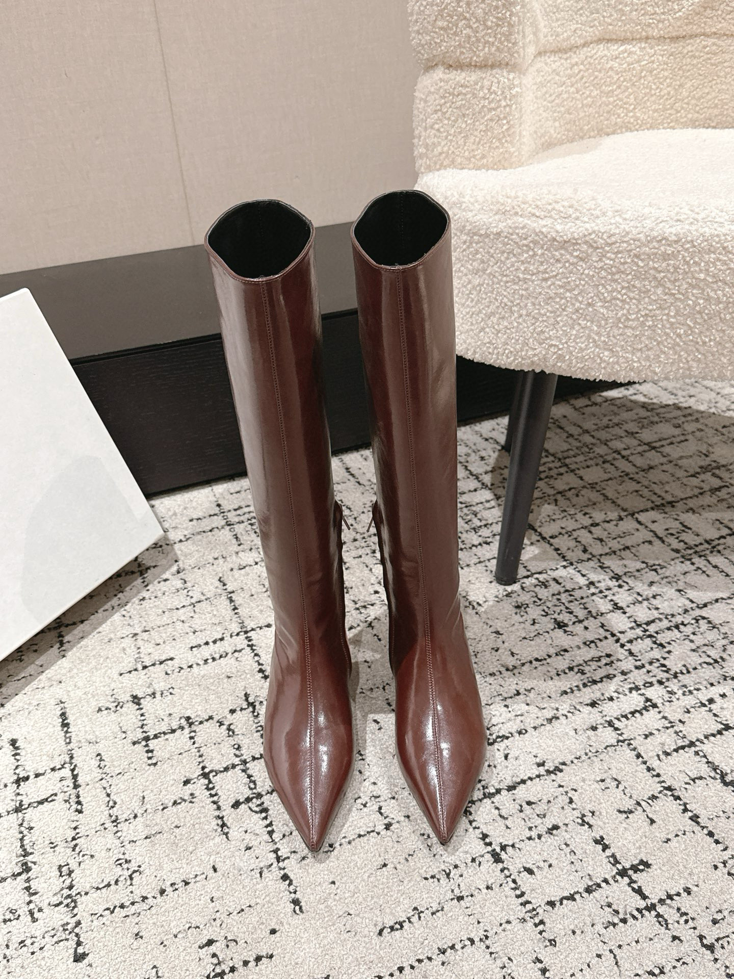 NO:560085,#Top version Khaite 25ss new autumn and winter beautiful boots. A and sassy may not necessarily kill men, but they will definitely kill women. The shoe shape is slender and fashionable, with a slight sense of accumulation that shows slender legs. The goddess's versatile stovepipe boots, easy to wear fashionable long legs. Original custom-made high-gloss calf oil leather on the upper. Sheepskin lining on the inside. Genuine leather outsole imported from Italy.  Size35-39 (40.41.42 custom-made, non-refundable), boots, boots, sheepskin, Leather soles19860909#顶级版本 Khaite 25ss 秋冬新款绝美神靴 又A又飒不一定斩男,但一定斩女 鞋型纤细又时髦,微微的堆积感超显腿细 女神的百搭瘦腿靴,轻松穿出时尚大长腿 鞋面原版订制高光小牛油皮 内里羊皮内里 鞋底意大利进口真皮大底 Size35-39（40.41.42订做不退换）,靴子,boots,sheepskin,Leather soles,Women's Shoes