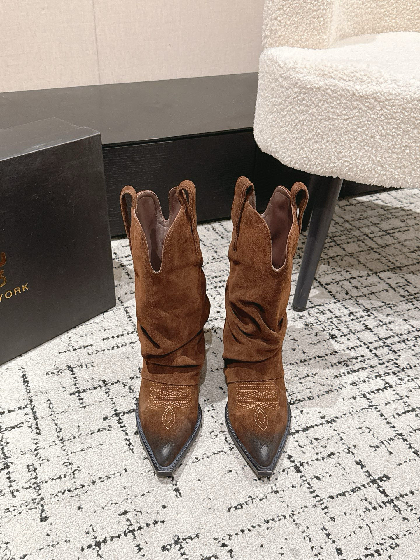 NO:560088,R13 25 new autumn and winter new retro western boots. The retro suede pleated design is super eye-catching. The pointed toe shape is cool and full. The upper foot instantly transforms into a street fashionista. It is easy to grasp the American retro accent. The upper is imported suede. The lining is imported cowhide. The outsole is imported. Heel height 7cm Size 35-39 (40.41.42 fixed), boots, boots, cowhide, chamois leather19860909R13 25秋冬新品新品复古西部靴 复古麂皮褶皱设计超吸睛 尖头造型拽酷拉满 上脚瞬间化身街头时髦精 轻松拿捏美式复古腔调 鞋面进口麂皮 内里进口牛皮 大底进口大底 跟高 7cm Size 35-39（40.41.42定）,靴子,boots,cowhide,chamois leather,Women's Shoes