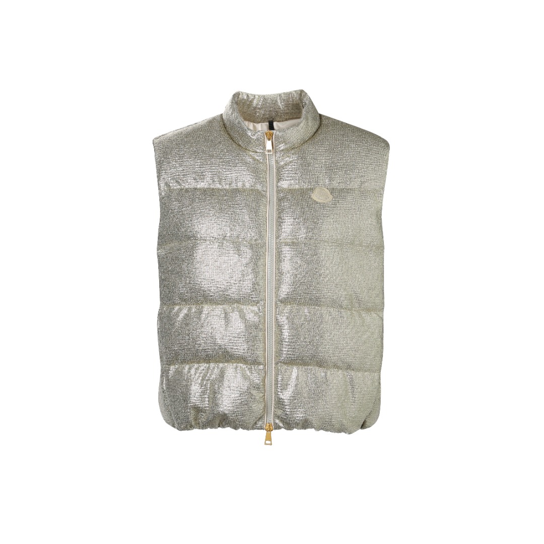 NO:480458,With dust bag MONCLER gold silk down vest fabric selection is made of 9020D ultrafine nylon and 10 vacuum gold-plated polyester wire. The gold-plated wire is embedded in the nylon base cloth at a 32° angle, which produces a gradient iridescent effect when exposed to light, which is comparable to the fantasy color level of peacock feathers. It forms a 200-meter visible light spot under the illumination of the night, improving outdoor safety. After nylon high-density braiding, it supports a strong skeleton, reaching 220 yarns per inch, effectively locking down from the physical structure. Liquid selection is made of ultrafine denier silk to wove high-density lids, with a thickness of 0.08mm to avoid increasing the overall weight and smooth wear. The high-density braiding structure forms an air resistance layer to protect the thermal efficiency of the warm layer from loss, and can withstand down expansion pressure to prevent deformation and damage after long-term use. High-quality filler  90 white duck down, weighing 180g, ensuring excellent warmth performance. After strict screening and processing of the velvet, it is not easy to drill velvet, ensuring durability. Process: Use anti-velvet thread to pass the imported 7-digit needle to 13 stitches/inch chain seams to form a sewing effect with a tight and straight thread distance and no jump needles. The auxiliary materials are compared to the custom zipper head, the custom collar mark, the custom logo is compared to the custom SIZE: SML,, down jacket, gold plating, alexander wang19860909配防尘袋MONCLER金丝羽绒马甲 面料选择 选用9020D超细锦纶与10真空镀金聚酯丝混纺而成.镀金丝以32°斜角嵌入锦纶基布,光线照射时产生渐变虹彩效应,媲美孔雀羽毛的幻彩色阶,夜间车灯照射下形成200米可见光斑,提升户外安全性.锦纶高密编织之后撑起强韧骨架,每英寸达220根纱线,从物理结构上有效锁住羽绒. 里料选择 采用超细旦丝织造高密里布,0.08mm厚度避免增加整体重量且穿着顺滑,高密编织结构形成风阻层,保护保暖层热效率不流失,同时可承受羽绒膨胀压力,防止长期使用后变形破损. 高品质填充物 选用90白鸭绒,克重达180g,确保保暖性能卓越.绒子经过严格筛选与处理之后,不易钻绒,保证了耐用性. 工艺 选用防绒丝线通过进口7号针达13针/英寸链缝,形成线距紧密顺直,不跳针的缝纫效果 辅料一比一定制拉链头  一比一定制领标  一比一定制徽标 SIZE: SML,,down jacket,gold plating,alexander wang,Women's clothing