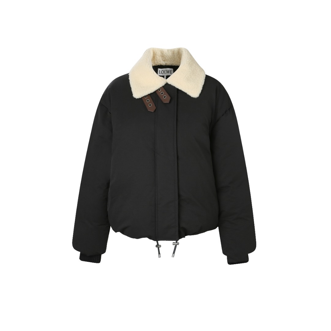 NO:480450,Decorate down jacket with dust bag LOEWE wool collar splicing bond Fabric selection: Oxford fabric made of 60 cotton and 40 nylon is selected. Cotton fiber has a natural skin-friendly and good moisture-absorbing and breathable properties. The addition of nylon improves wear resistance and skeleton strength, and at the same time, the high-density braid layer strengthens the locking effect. Functional + aesthetics The lamb wool lapel design effectively wraps the neck and reduces heat loss. Its texture is soft, delicate, and it is not irritating to the skin, providing a comfortable experience. The furry texture can modify the lines of the face, making the face look smaller and more refined. High-quality filler Choose 90 white duck down, weighing up to 220g, ensuring excellent warmth performance. After strict screening and processing of the velvet, it is not easy to drill velvet, ensuring durability. Craft 1  The inner and outer denier cloth is misaligned by 1.5 cm to block the migration path of the velvet thread. The anti-velvet thread is used to pass the imported 7-digit needle to 14 stitches/inch chain seams to form a sewing effect with a tight and straight distance without jumping needles. Craft 2: The inner patch face is formed with an advanced computer control system and precision mechanical parts of the imported embroidery machine. The high-precision Anagram embroidery of about 6,000 stitches. The auxiliary materials are one-to-one, the custom-made four-fold buckle. The custom-made leather climbing. The custom-made middle collar lower leather marker. The custom-made hem drawstring elastic buckle, etc. SIZE: SML,,loewe, down jacket, alexander wang19860909配防尘袋LOEWE毛领拼接纽带装饰羽绒服 面料选择: 选用60棉和40锦纶混纺而成的牛津布面料.棉纤维具有天然的亲肤感和良好的吸湿透气特性,锦纶的加入提升耐磨性和骨架强度,同时高密编织层强化锁绒效果. 功能性+美学 羊羔毛翻领设计有效包裹颈部,减少热量流失.其质地柔软,触感细腻,贴肤穿着无刺激,提供舒适体验.毛茸茸的质感可以修饰脸部线条,使脸部看起来更小,更精致. 高品质填充物 选用90白鸭绒,克重达220g,确保保暖性能卓越.绒子经过严格筛选与处理之后,不易钻绒,保证了耐用性. 工艺1 内外旦布错位1.5公分,阻断绒丝迁移路径.选用防绒丝线通过进口7号针达14针/英寸链缝,形成线距紧密顺直,不跳针的缝纫效果 工艺2: 内贴袋面通过进口绣花机先进的计算机控制系统和精密的机械部件形成约6000针左右的高精度Anagram刺绣 辅料一比一定制四合扣  一比一定制皮攀  一比一定制后中领下皮标  一比一定制下摆抽绳松紧扣等 SIZE: SML,,loewe,down jacket,alexander wang,Women's clothing