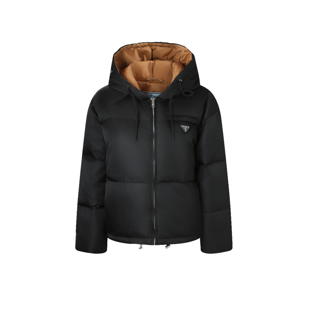NO:480487,With dust bag Prada nylon color-blocking down jacket, recycled nylon fabric made of nylon is knitted into a tight and tough fabric through advanced textile technology, which improves the strength of the skeleton to effectively block the invasion of cold wind and locks the warm air generated by the down layer. After tight weaving and special treatment, it has waterproof and windproof functions. The surface forms a certain lotus leaf effect, and is also resistant to wrinkles and is not easy to deform, and is easy to take care of every day. In order to effectively fix down filling, prevent displacement and drilling, and ensure uniform warmth, up to 13 needle chain seams per inch. High-quality filler Use 90 white duck down, with a fluffy degree of 700+fp, ensuring excellent warmth performance. After strict screening and processing, it is not easy to drill velvet. The auxiliary materials are compared with the custom triangle mark. The custom drawstring is elastic. The custom zipper head is compared with the custom zipper head. SIZE:SM  L, prada, down jacket, alexander wang19860909配防尘袋普拉达尼龙拼色羽绒服 选用锦纶制成的再生尼龙面料,通过先进的纺织技术,编织成紧密且坚韧的布料,提升骨架强度有效阻挡冷风侵袭,锁住羽绒层产生的暖空气,经过紧密的编织工艺和特殊处理之后使其具备防水防风等功能,表面形成一定的荷叶效应,同时抗皱不易变形,易于日常打理. 高密度绗缝为了有效固定羽绒填充物,防止移位和钻绒,并确保保暖均匀,采用达每英寸13针链缝. 高品质填充物 选用90白鸭绒,蓬松度达700+fp,确保保暖性能卓越.绒子经过严格筛选与处理之后,不易钻绒. 辅料一比一定制三角标 一比一定制抽绳松紧扣 一比一定制拉链头 SIZE:SM L,,prada,down jacket,alexander wang,Women's clothing
