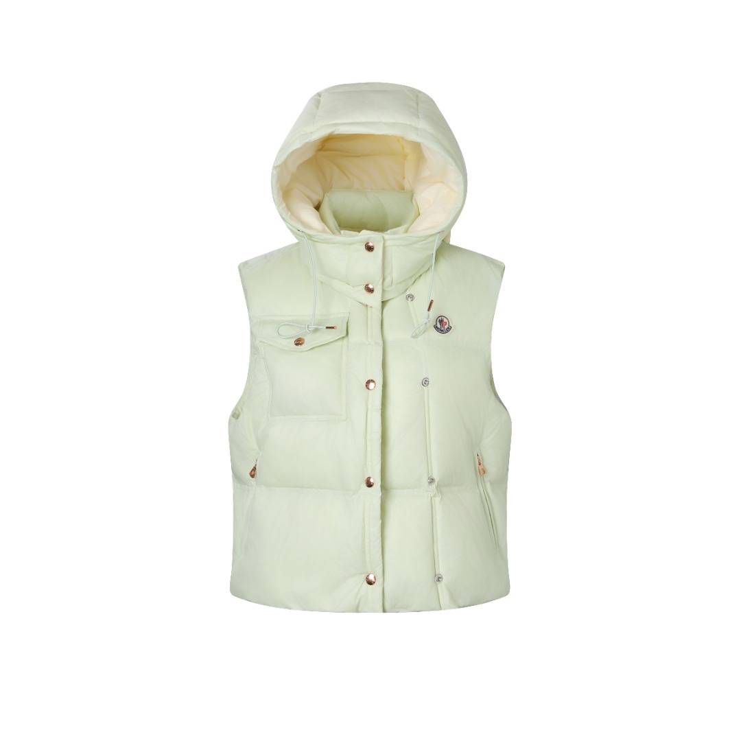 NO:480494,With dust bag cover-mouthed women's hooded down vest fabric selection is super laque (super lacquered fabric) which achieves high gloss effect through special processes. Its core lies in the surface coating technology rather than the nylon made of natural fibers, with a certain hardness, high gloss and waterproofness. Selection of lining fabric The nylon lining is smooth on the surface, good softness, lighter weight, and has certain strength and wear resistance. High-quality filler adopts the national standard 90 white duck down, with a filling amount of 190 grams to ensure excellent warmth, the velvet has been strictly screened and processed, and is not easy to drill velvet, ensuring durability. Auxiliary materials One-to-order three standards One-to-order badge One-to-order buttons One-to-order SIZE:SML, Moncler, down jacket, hats, alexander wang19860909配防尘袋蒙口女士连帽羽绒马甲 面料选择 采用 super laque（超级漆光面料）其通过特殊工艺实现高光泽效果的材质,其核心在于表面涂层技术而非天然纤维本身制成的尼龙、具有一定的硬度 高光泽度和防水性 . 里衬面料选择 尼龙衬里表面光滑 柔软性好 重量更轻 具有一定的强度和耐磨性 . 高品质填充物 采用国标90白鸭绒,充绒量达190克 确保保暖性卓越,绒子经过严格筛选与处理 不易钻绒,保证起耐用性.  辅料 一比一定制三标 一比一定制徽章 一比一定制纽扣 SIZE:SML,,Moncler,down jacket,hats,alexander wang,Women's clothing